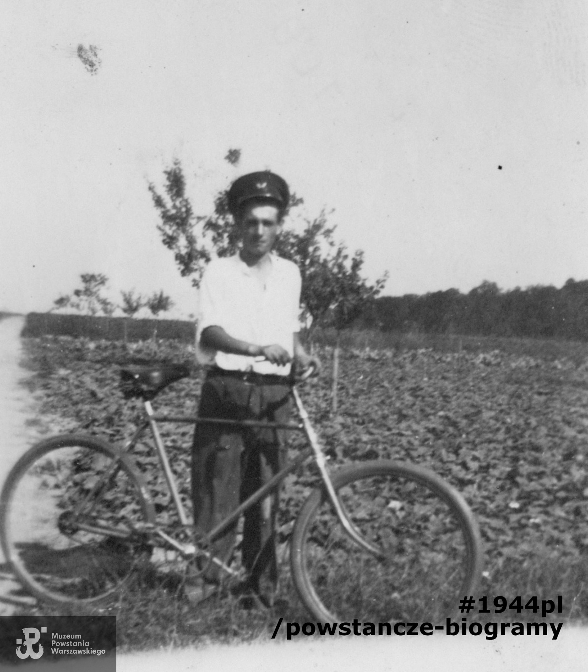 Jan Słabik z rowerem na polach natolińskich. Fot. z archiwum rodzinnego p. Barbary Brzeszczak zd. Kurkowskiej