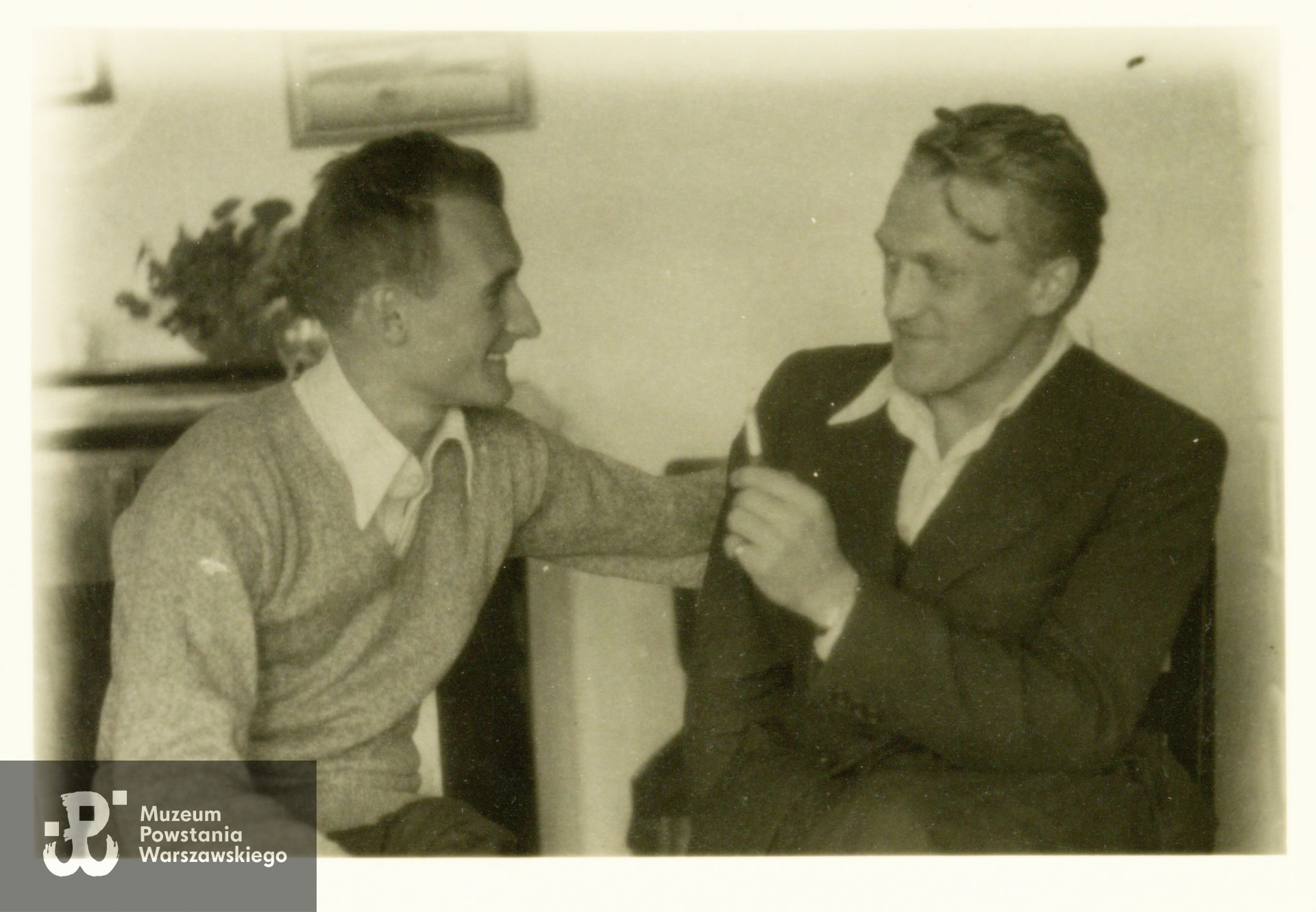 Janusz Sacewicz „As” (po lewej) i Jerzy Krzymowski „Jodła" (z prawej), okres okupacji niemieckiej. Fot. ze zbiorów rodzinnych p. Anny Krzymowskiej-Hachuły, córki Jerzego Krzymowskiego.