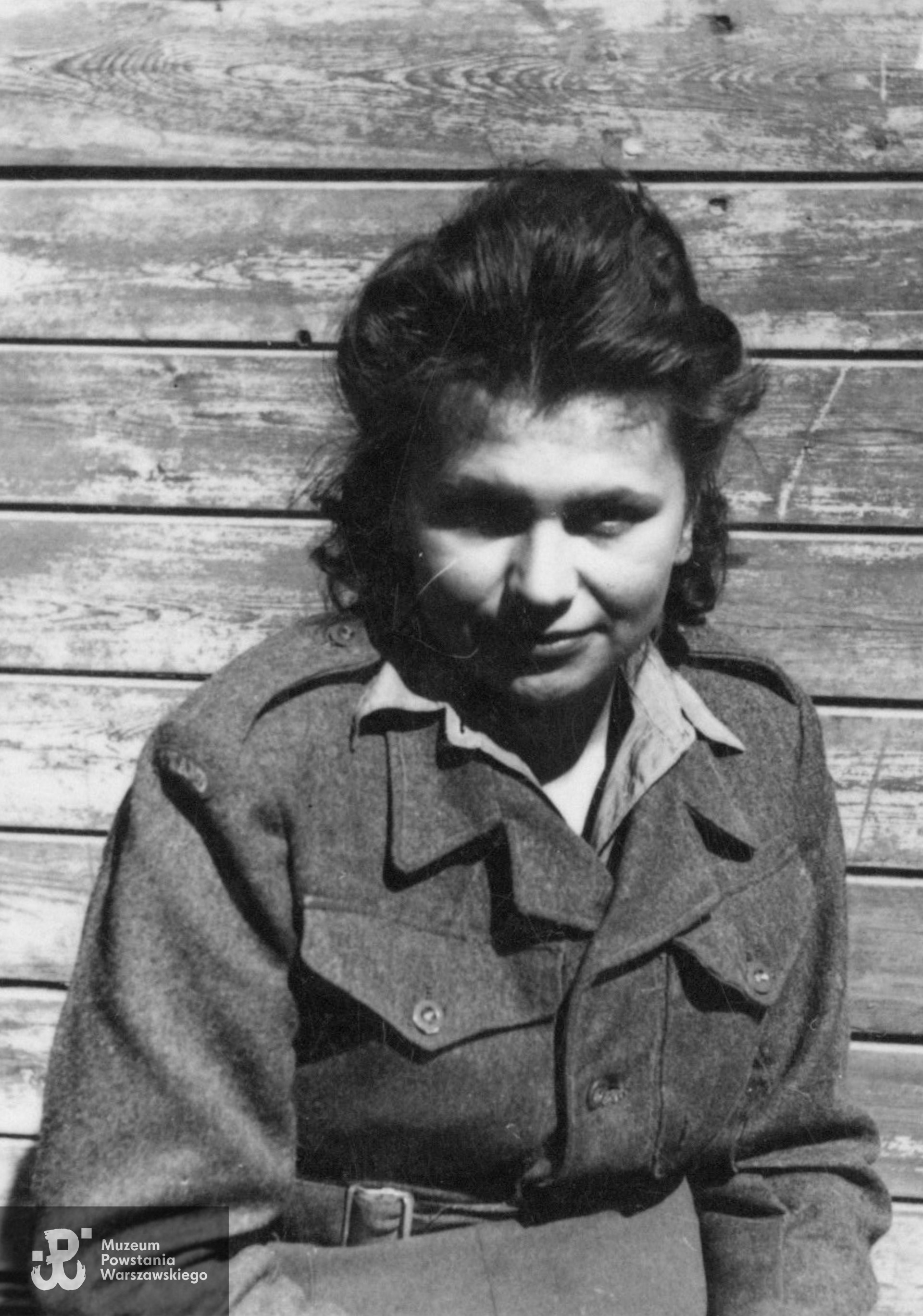 Maria Poławska po wojnie Śliwińska (1922-1991). Ahlhorn w Niemczech, 1946 rok. Udostępnił p. Paweł Poławski, bratanek Marii Poławskiej-Śliwińskiej, skany wykonano w Archiwum Muzeum Powstania Warszawskiego  (2023).