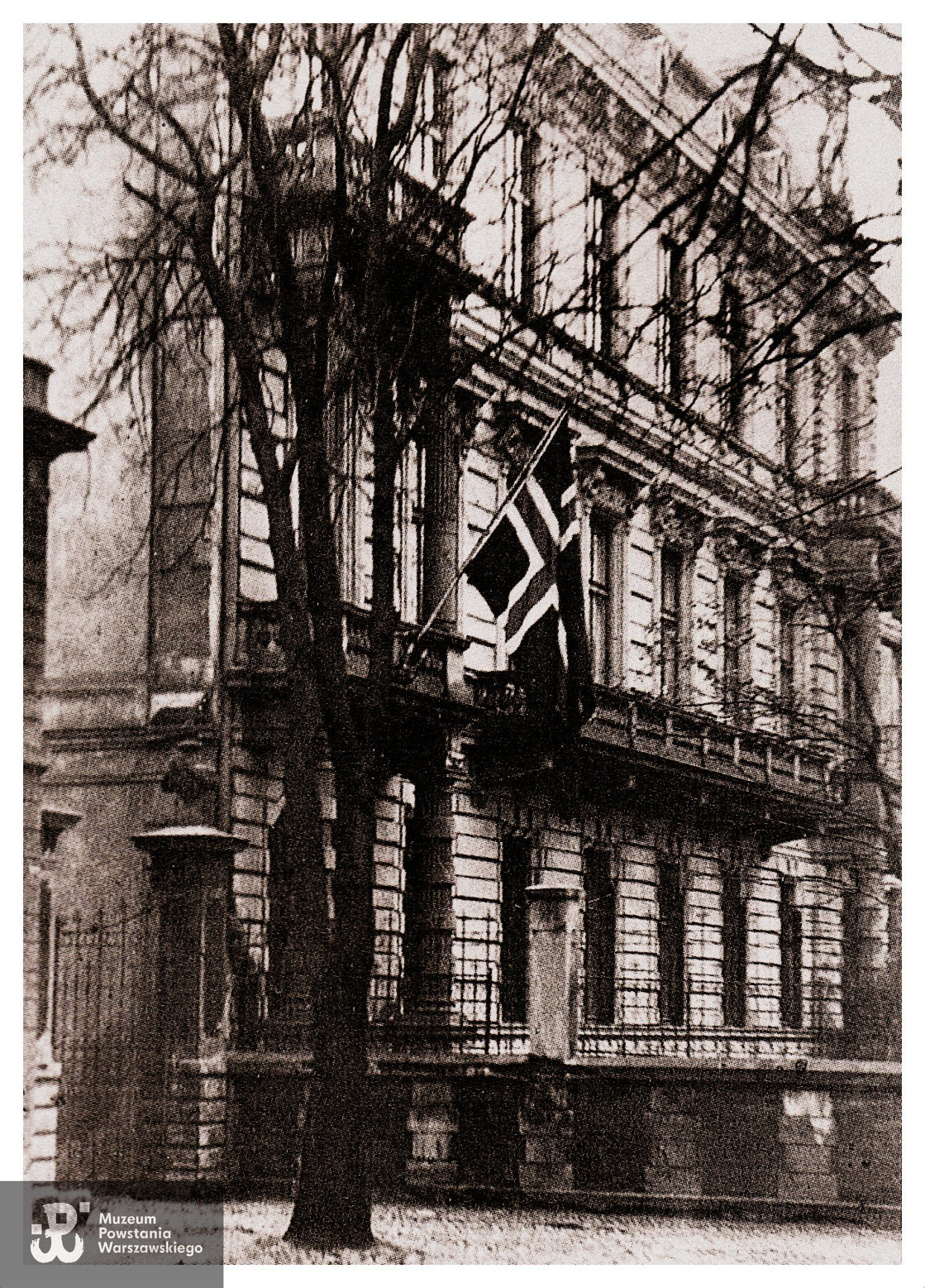 ul. Pierackiego 3/5 (obecnie Foksal) - gmach,  w którym w czasie Powstania Warszawskiego mieścił się szpital polowy.