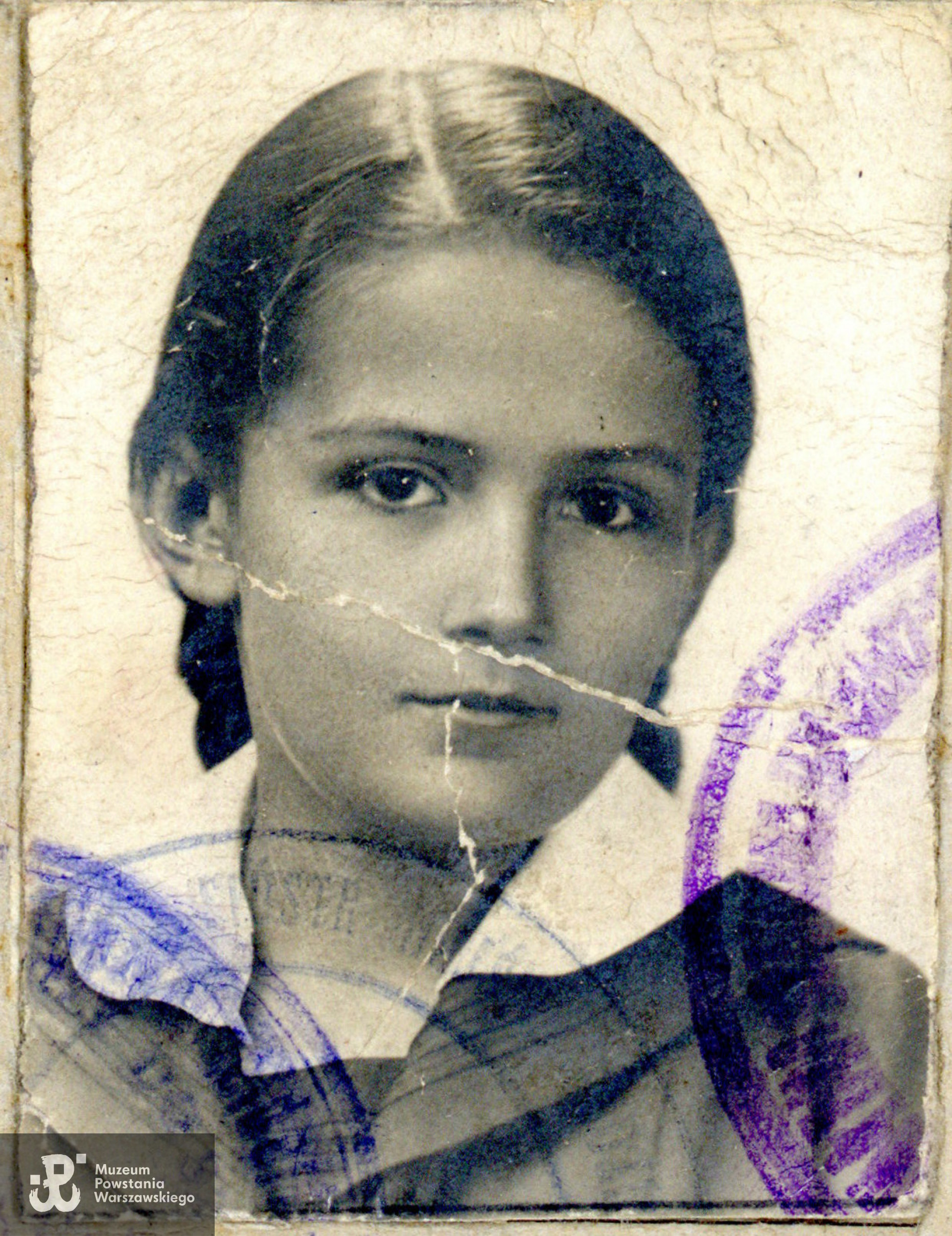 Fot. z dokumentów szkolnych z okresu okupacji niemieckiej. Ze zbiorów Pani Teresy Neuman, do wykonania kopii udostępnił p. Wojciech Fudala, wnuk Teresy Wandy Neuman z d. Rose. Skany wykonano w Muzeum Powstania Warszawskiego w maju 2023 r.