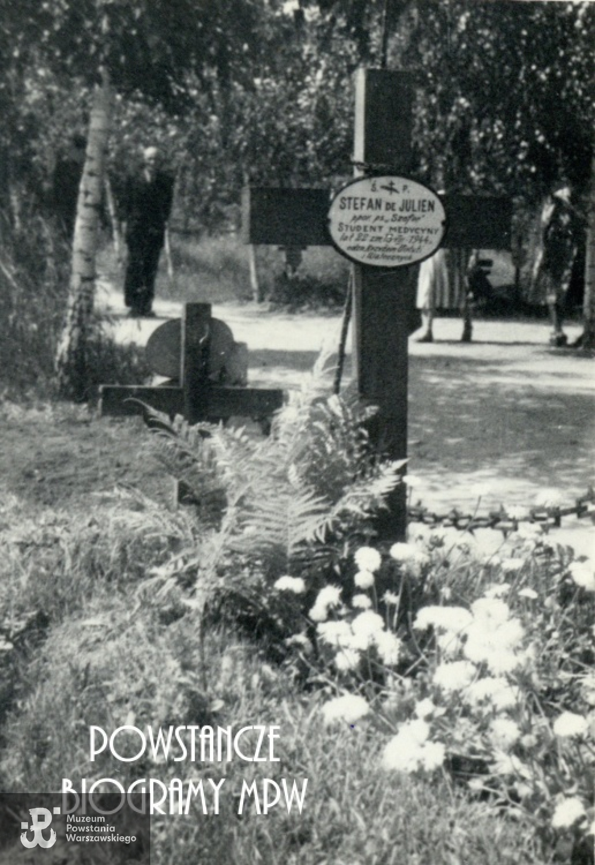 Mogiła Stefana de Julien na Cmentarzu Wojskowym na Powązkach - zdjęcie archiwalne. Fot. ze zbiorów Muzeum Powstania Warszawskiego, sygn. P/228