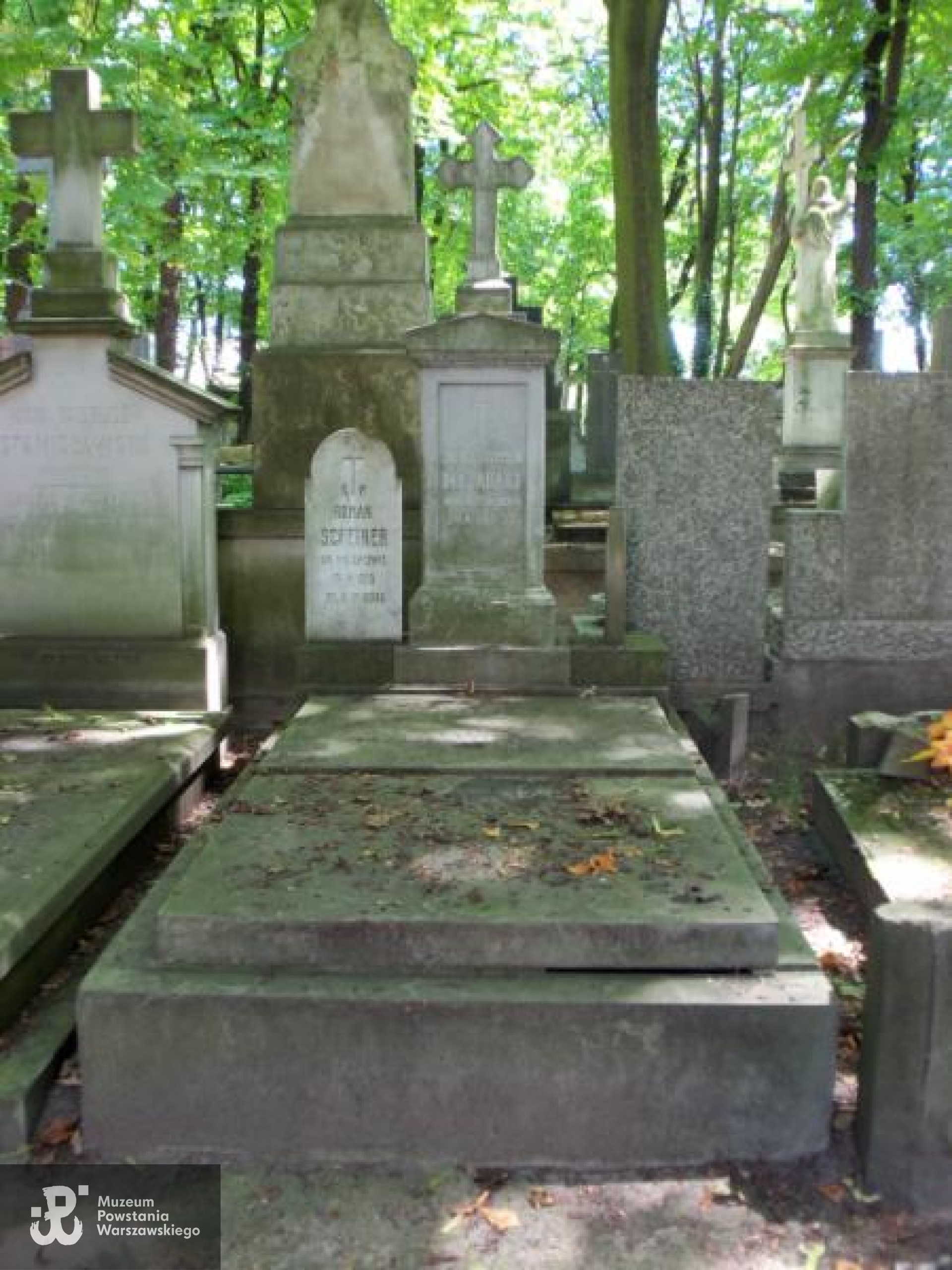 Fot. Warszawskie Zabytkowe Pomniki Nagrobne:  serwis mapowy m. st. Warszawy: <i>cmentarze.um.warszawa.pl</i>