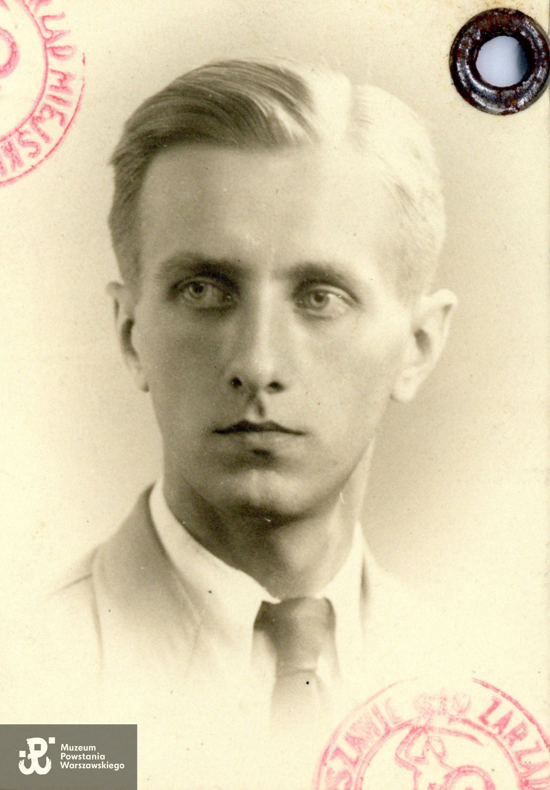 Zygmunt Jan Raczyński "Zygmuś" (1918-1992). Fotografia legitymacyjna z okresu okupacji niemieckiej. 