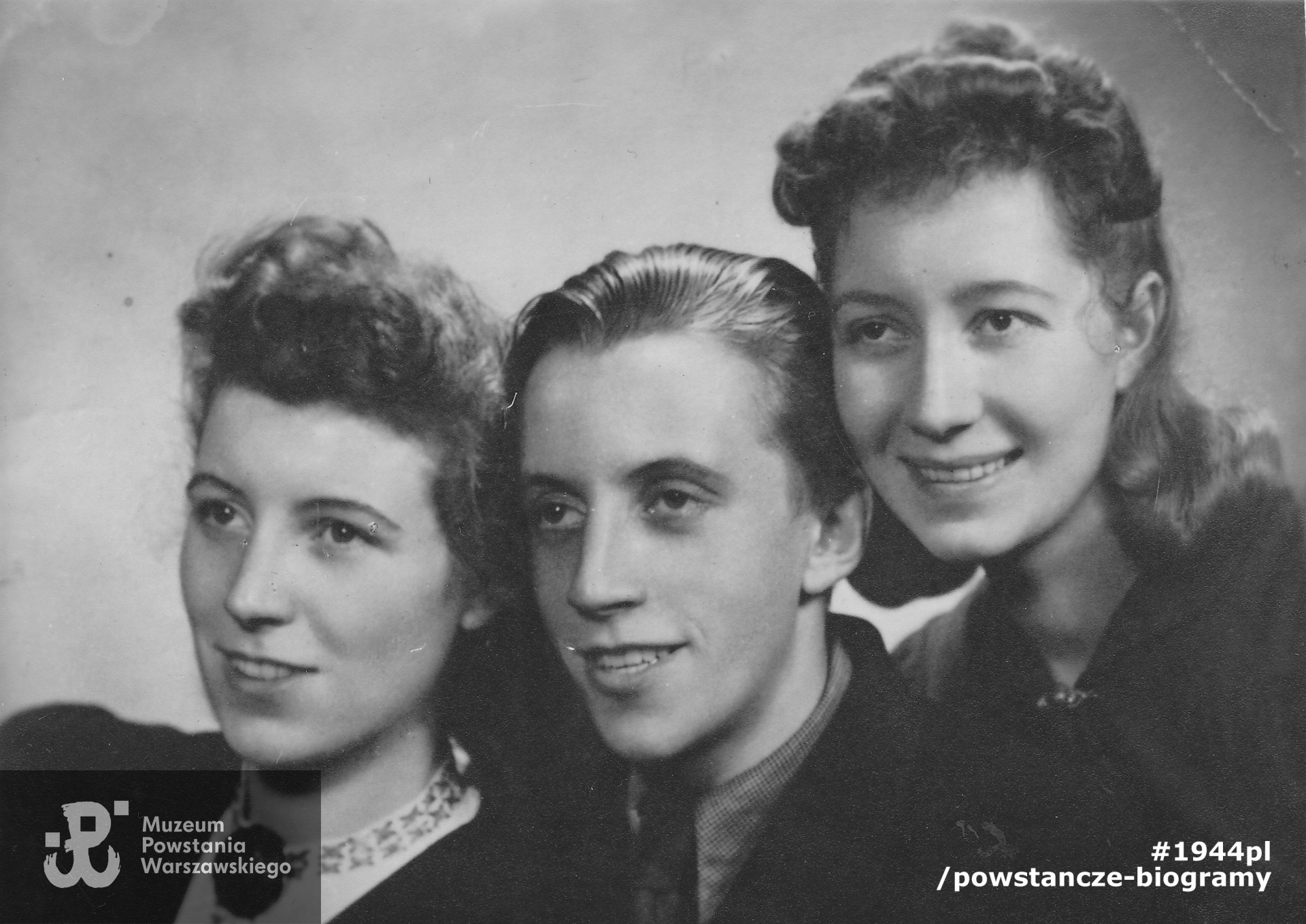 Rafał Białecki "Krajan" z siostrami - Aldoną "Adą" Łukaniewicz - sanitariuszką w 3. kompanii batalionu "Parasol" i Jolantą Łukaniewicz ps. "Jola" - łączniczką z 2. kompanii "Parasola", która została zamordowana wraz z siostrą w Al. Szucha po upadku Czerniakowa, ok. 23 września 1944. Zdjęcie z archiwum rodzinnego udostępniła p. Barbara Tyszkiewicz