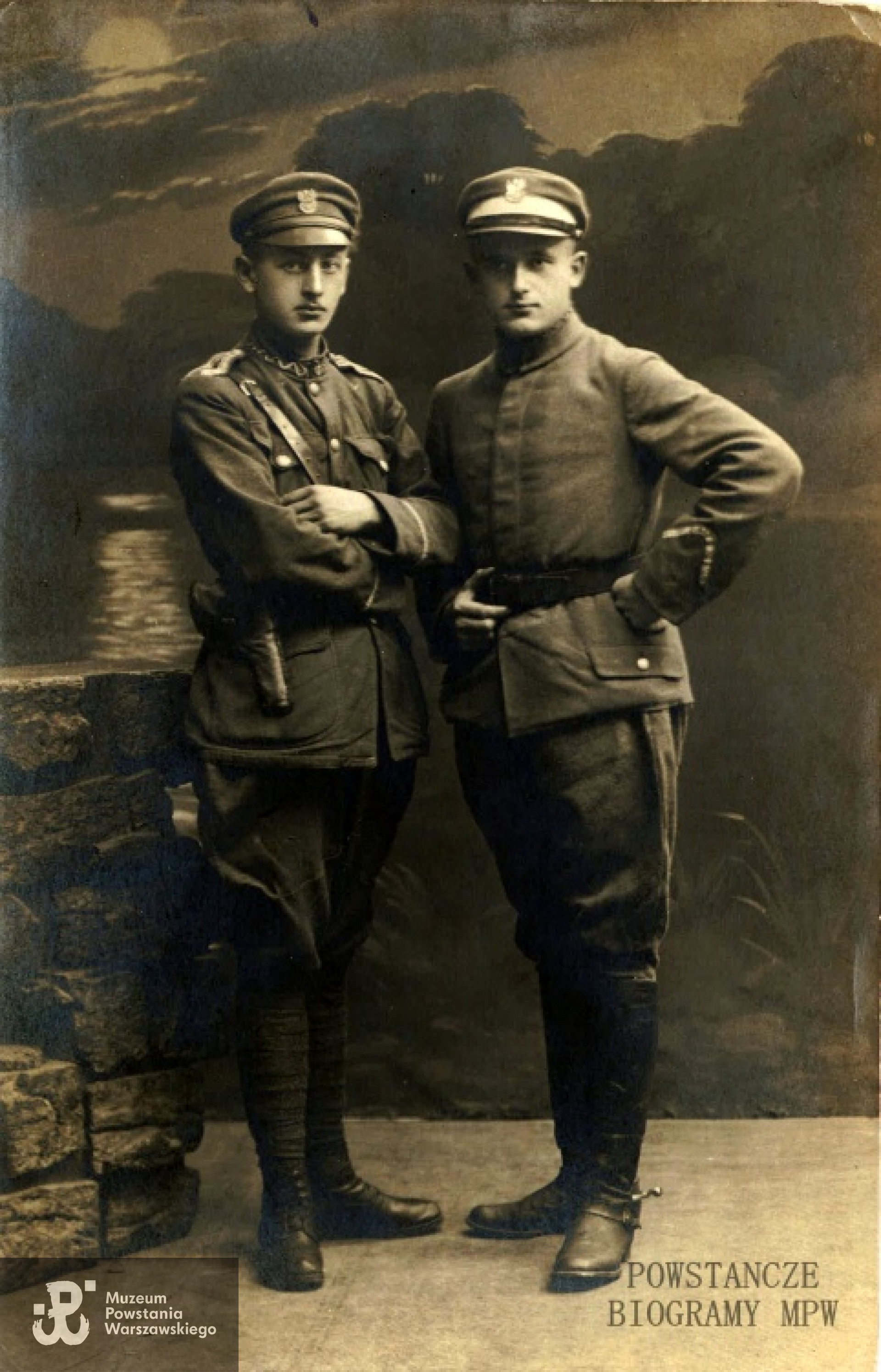 Władysław Hykiel (na zdjęciu po lewej) z bratem Konradem Mieczysławem, 13.IX.1919.  Fot. z archiwum rodzinnego Teresy Krzyżanowskiej z domu Hykiel