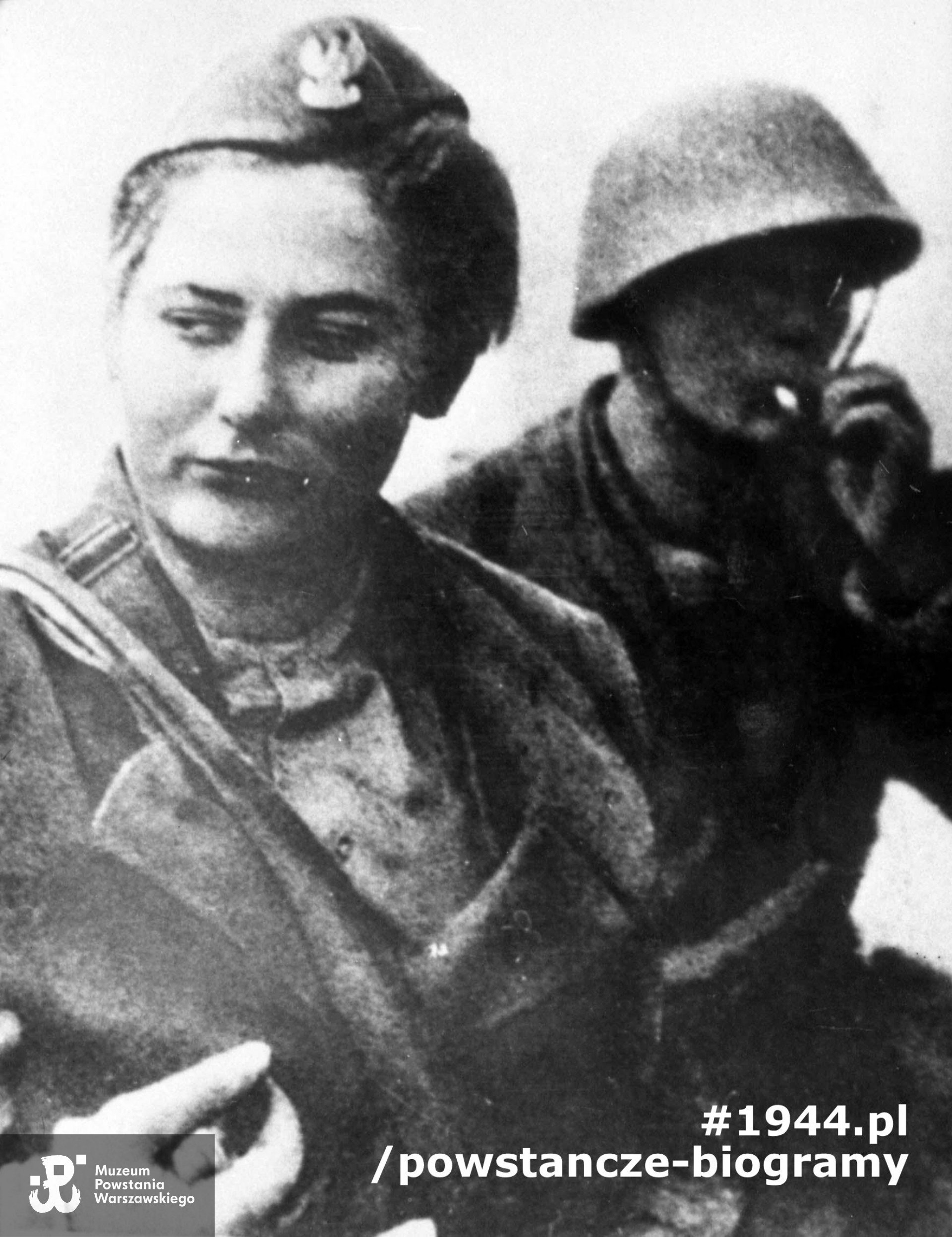 Fotografia z Powstania Warszawskiego. Łączniczka - sanitariuszka Ludwika Wyszomirska "Xenia" [vel "Ksenia"] z batalionu "Czata 49". Autorem zdjęcia jest  Stanisław Sommer "Makina". Ze zbiorów Muzeum Powstania Warszawskiego, sygn. MPW-IH/733