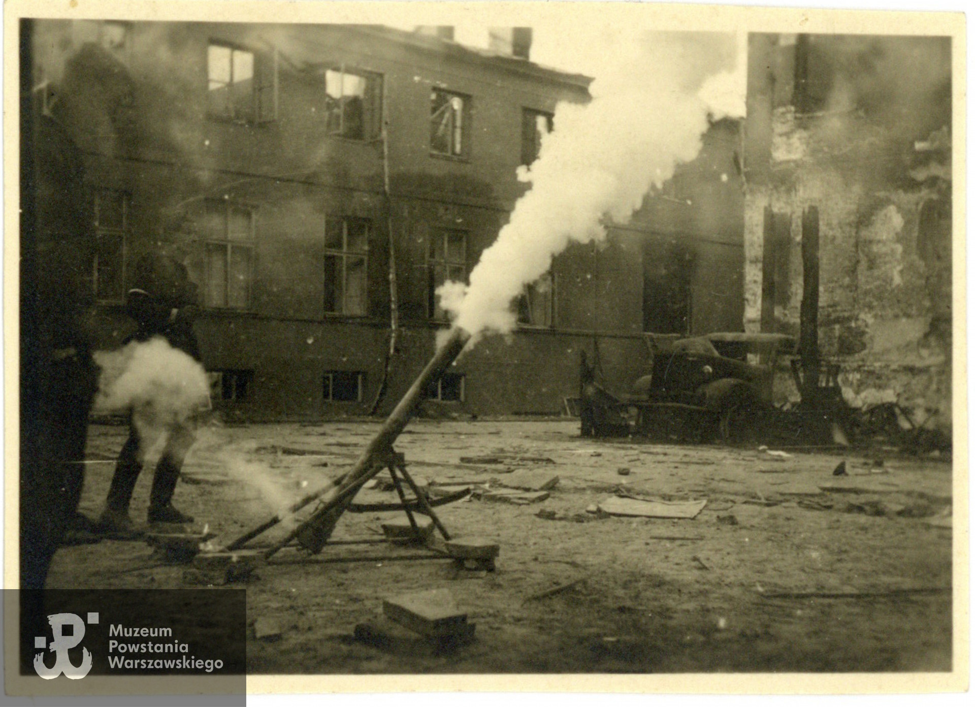 Fotografia z Powstania Warszawskiego, Śródmieście Południe. Próba moździerza Kompanii "Habdank" Batalionu "Ruczaj" na dziedzińcu jajczarni na ul. Hożej 51. Fotografia pochodzi ze spuścizny po Adamie Zbigniewie Domańskim, udostępniła p. Zofia Elżbieta Grzebalska z d. Domańska, córka Powstańca. Skany wykonano w Muzeum Powstania Warszawskiego w lutym 2024 r. 