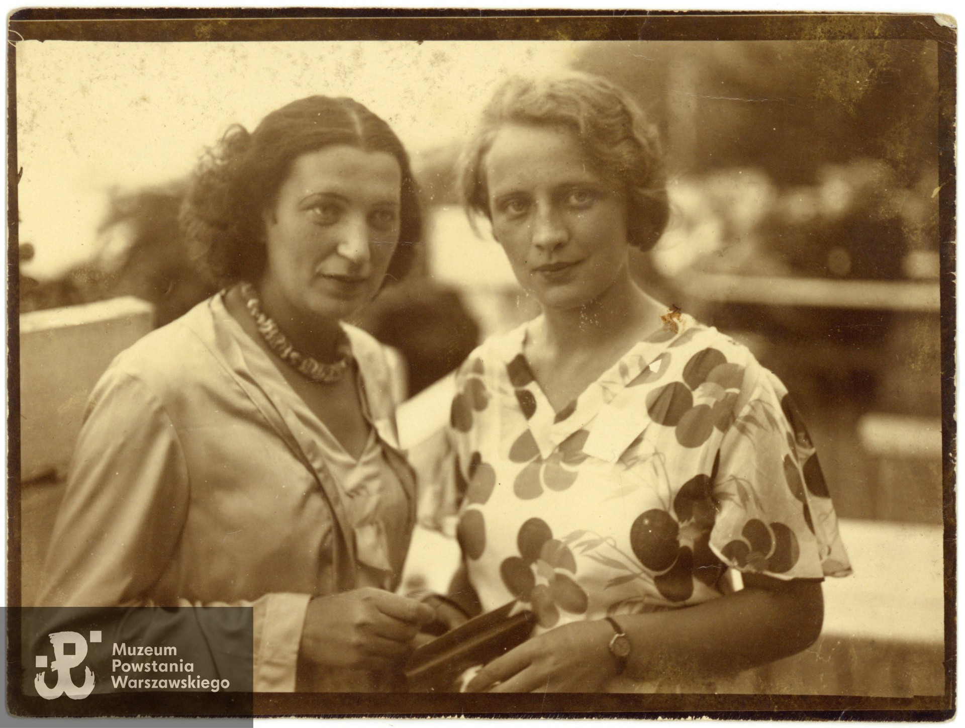 Fotografia powojenna, Hanna Teresa Cichewicz z domu Pabisiewicz widoczna po lewej stronie. Fot.  ze zbiorów p. Joanny Stawińskiej, córki,  do wykonania kopii udostępnił p. Bogusław Kłosiewicz (10/2024) 