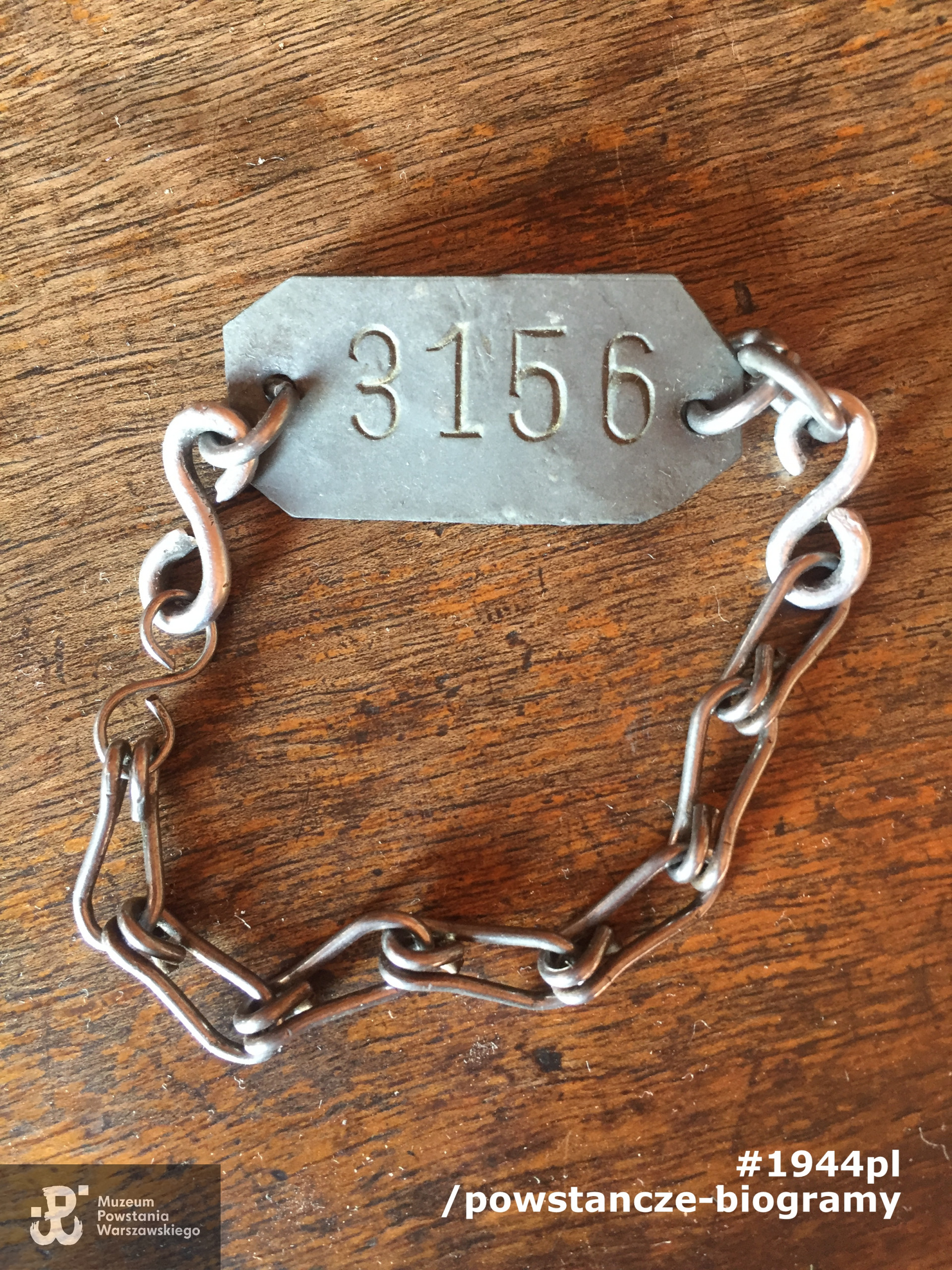 Numer obozowy na blaszcze  z łańcuszkiem wykonanym własnoręcznie przez Włodzimierza Wnuka. Ze zbiorów rodzinnych Pani Joanny Wnuk-Nazarowej, córki Włodzimierza Wnuka