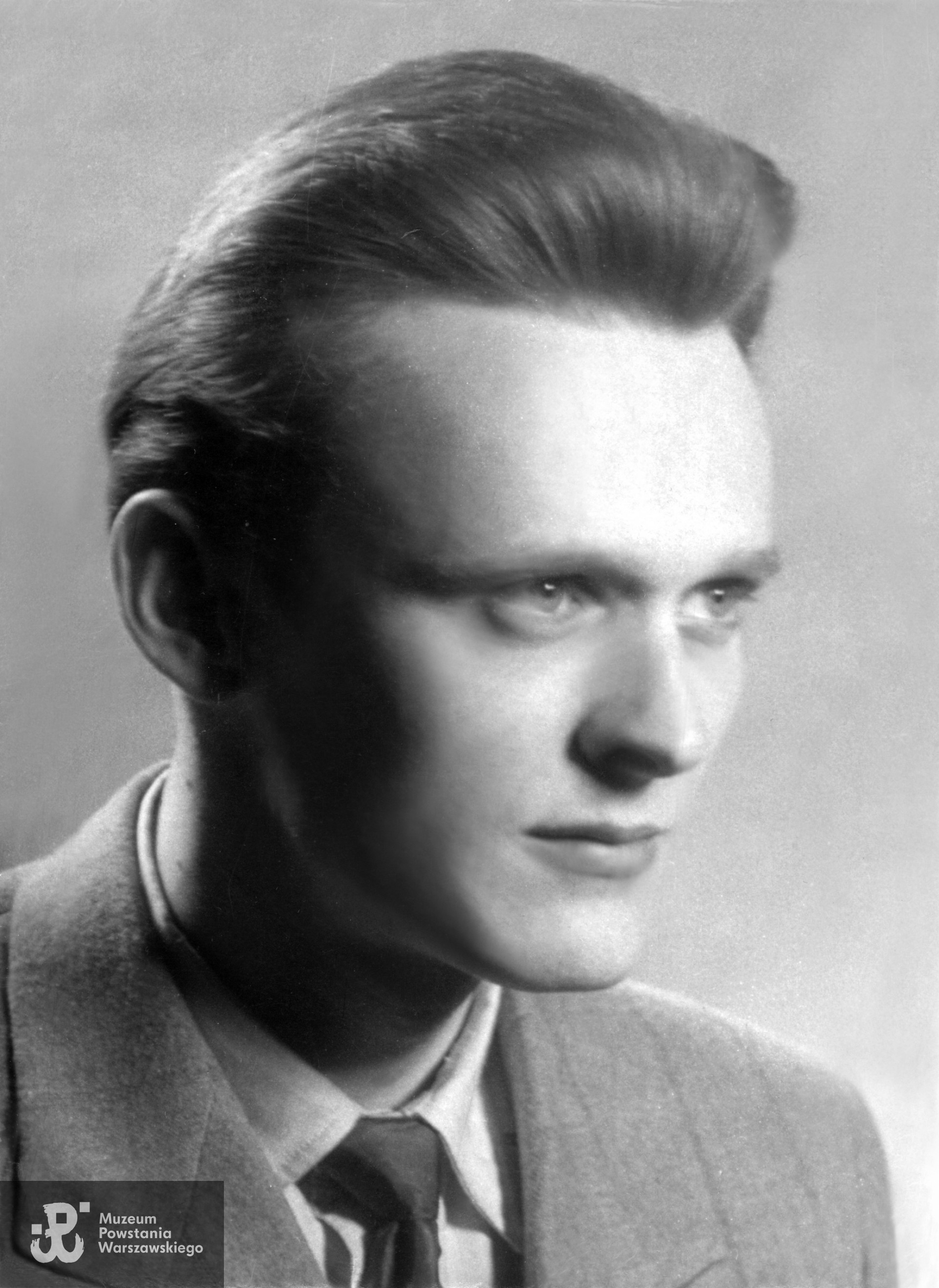 Fotografia powojenna wykonana około 1957 roku. Ze zbiorów rodzinnych p. Anny Marchel, córki Powstańca. Skany wykonano w Muzeum Powstania Warszawskiego w styczniu 2024.