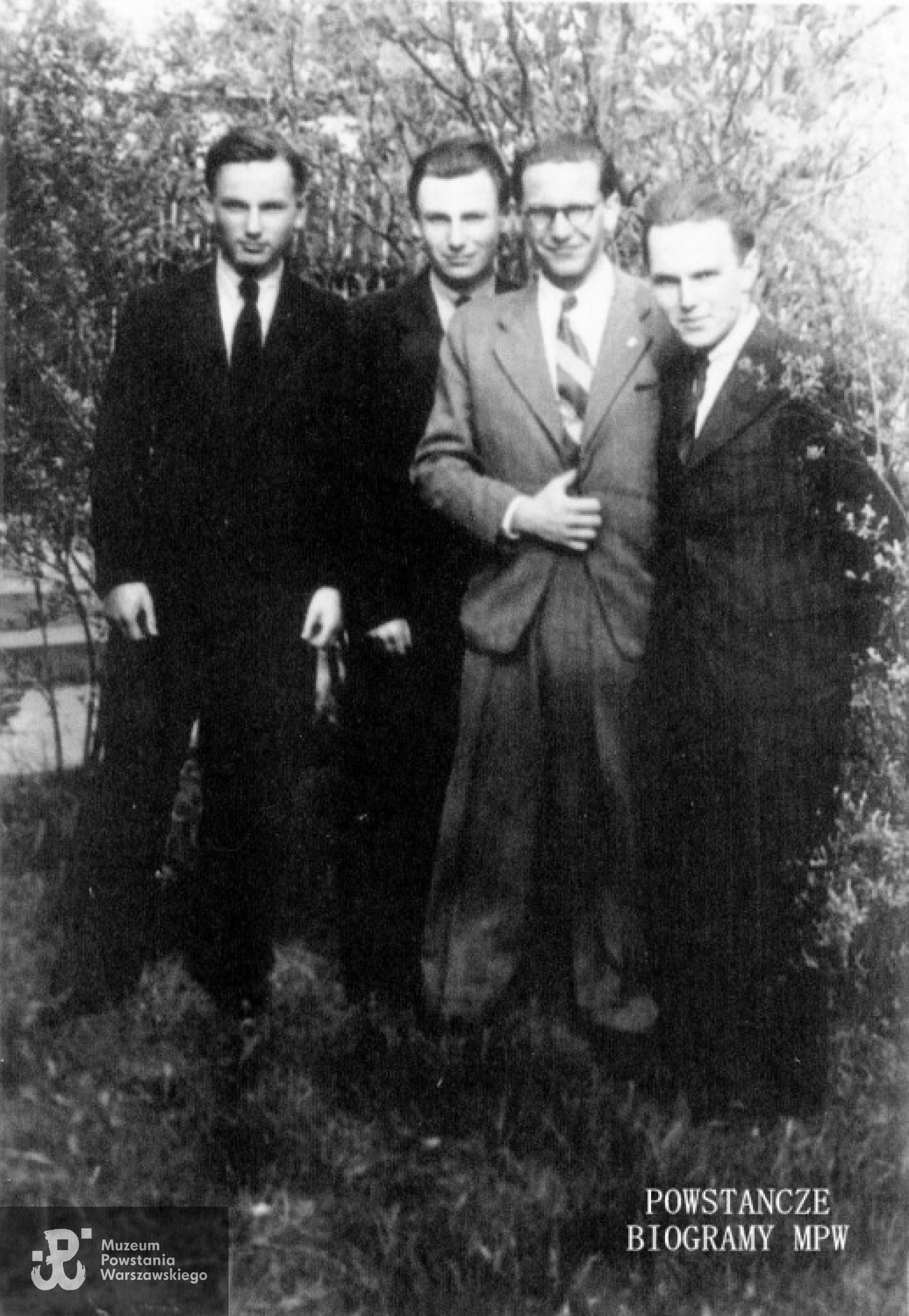 Wielkanoc 1944 r. Stoją od lewej:  Jan Mizerski "Waligóra", obok  Szymon Mizerski "Powała", Jan Sobieszek "Cios" i Grzegorz Mizerski "Tworzymir". 