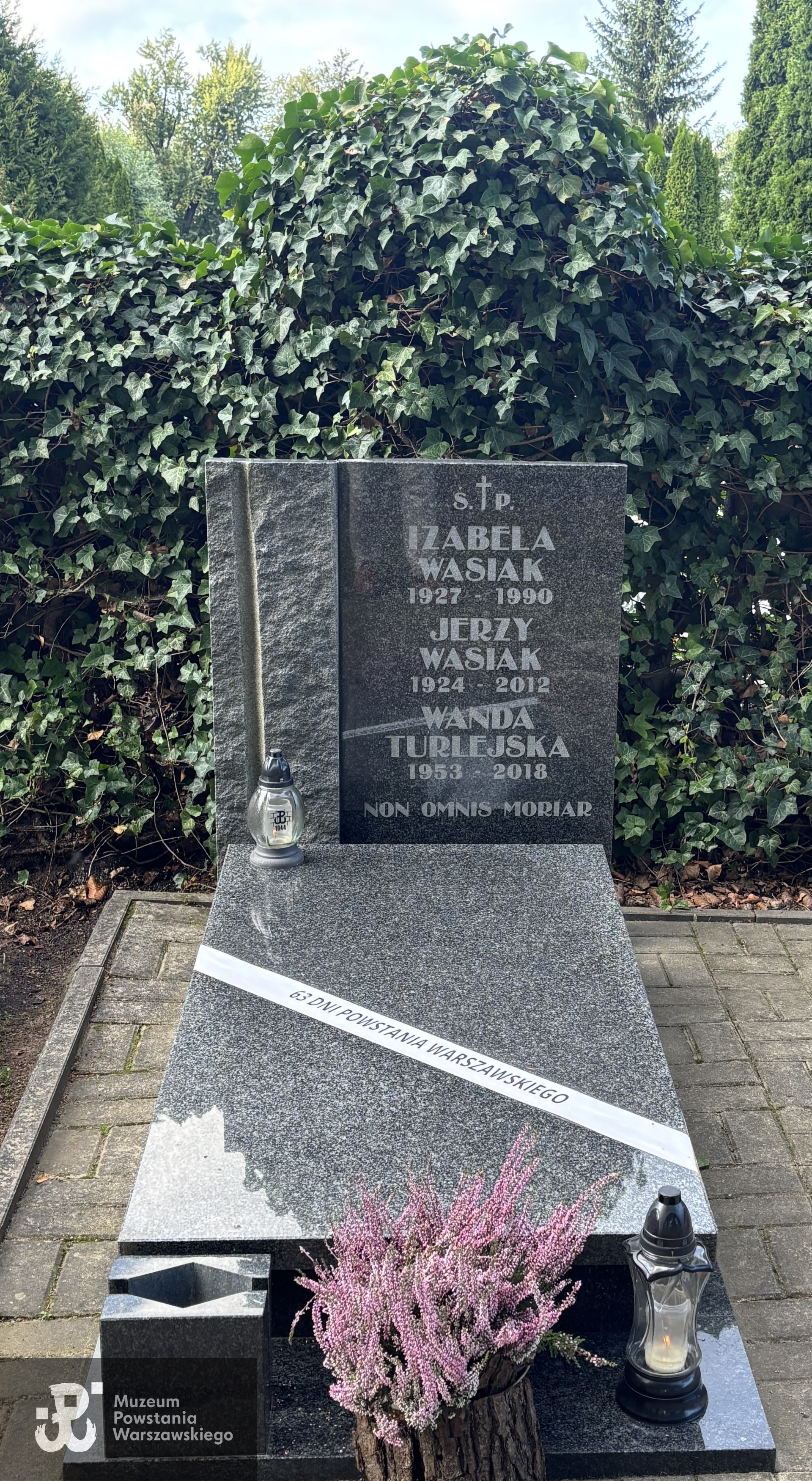 Cmentarz rzymskokatolicki w Łodzi-Łagiewnikach.  Fot. ze zbiorów rodzinnych. Skan nadesłał p. Marek Wasiak, syn.