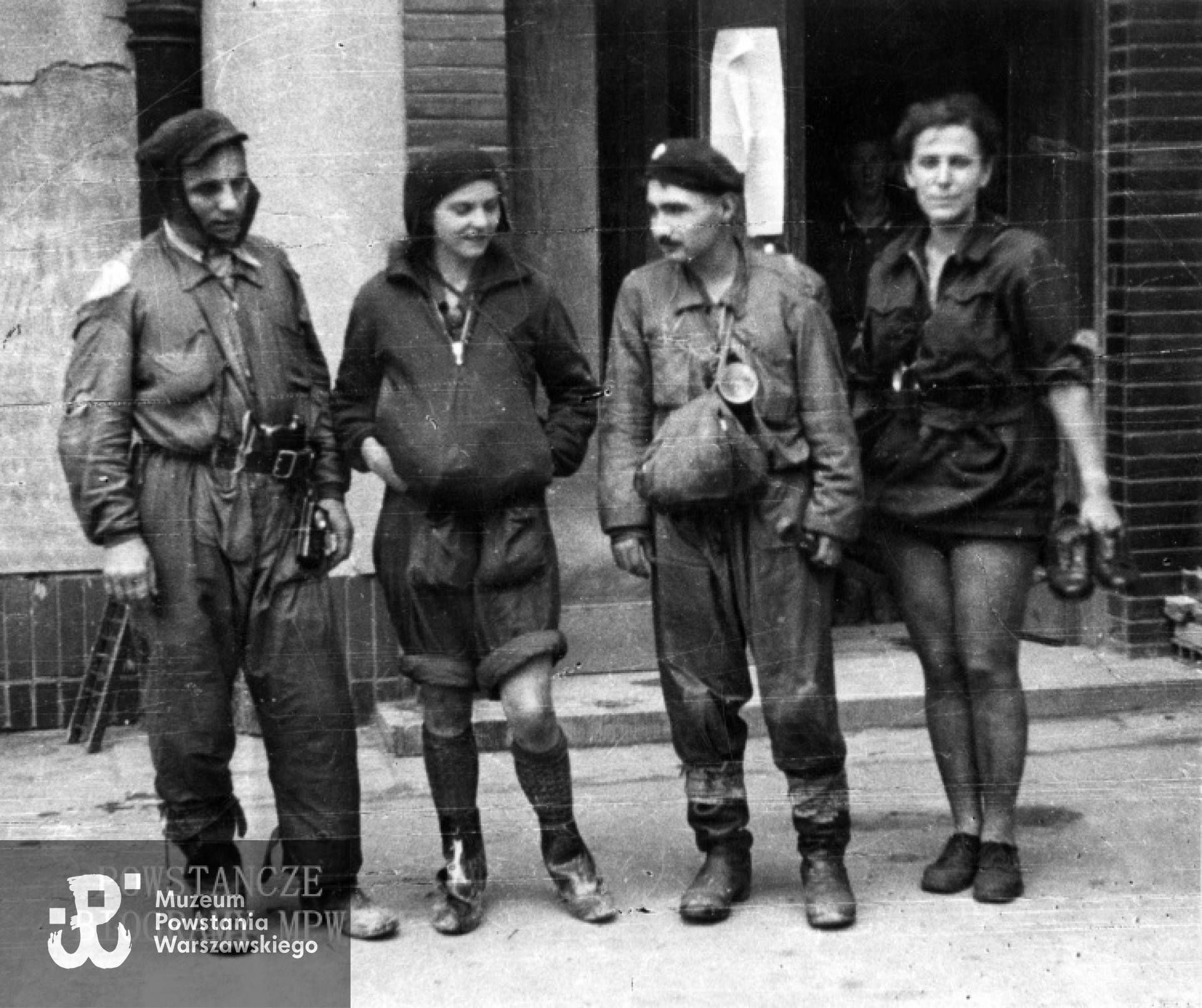 Mokotów, koniec sierpnia - początek września 1944 r. Grupa "kanalarzy" na ulicy Malczewskiego 6. Od lewej: strz. Henryk Ziółkowski "Góral", Barbara Filipowicz-Tomaszewska "Barska", sierż. pchor. Jerzy Krzysztofowicz "Selim", ppor. Janina Zaborowska "Rena" . Autor zdjęcia: Sabina Żdżarska "Anna". Ze zbiorów MPW , sygn. MPW-IK/1713