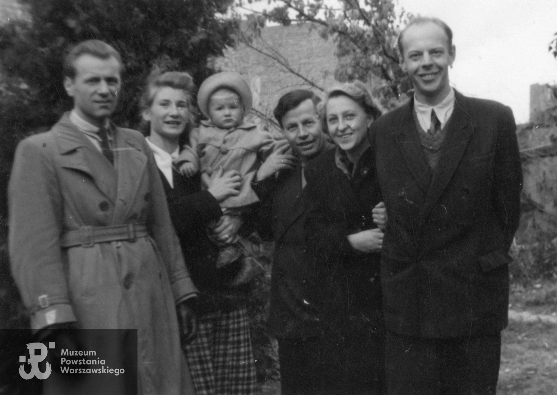 Pruszków, 1948 rok, Tadeusz (stoi pierwszy z prawej strony) wraz z rodziną. Fot. ze zbiorów rodzinnych p. Elżbiety Kozikowskiej z d. Chomentowskiej, córki Powstańca. Skany wykonano w Muzeum Powstania Warszawskiego, 05/2023