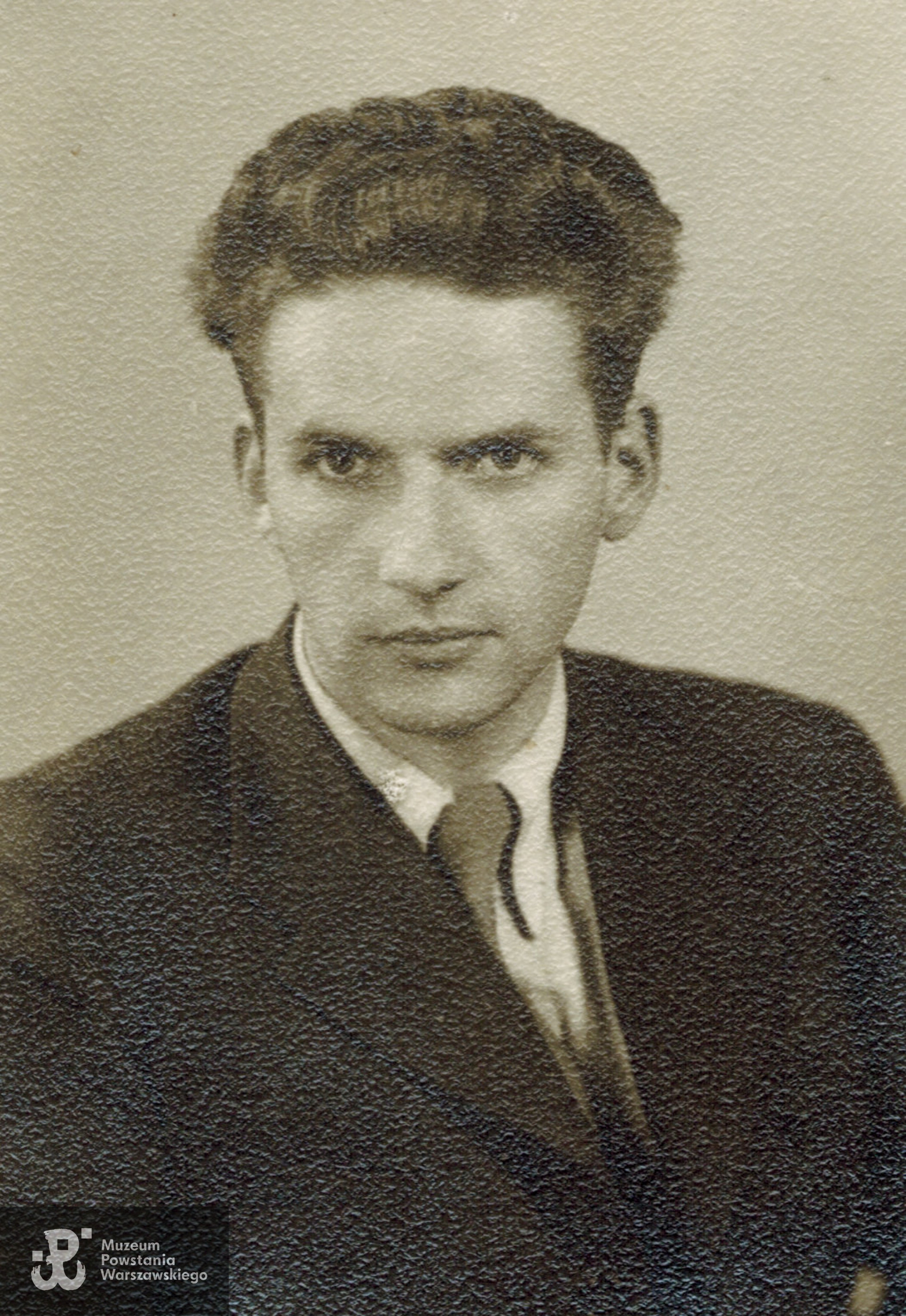 Andrzej Kazimierz Zieliński "Zbyszewicz" (1919-1996). Fotografia portretowa pochodząca ze spuścizny po Wandzie Medwadowskiej, po wojnie Maciejewskiej, wojennej sympatii Andrzeja. Fot. ze zbiorów rodzinnych, skan udostępniła p. Anna Jedynak, córka Wandy Maciejewskiej