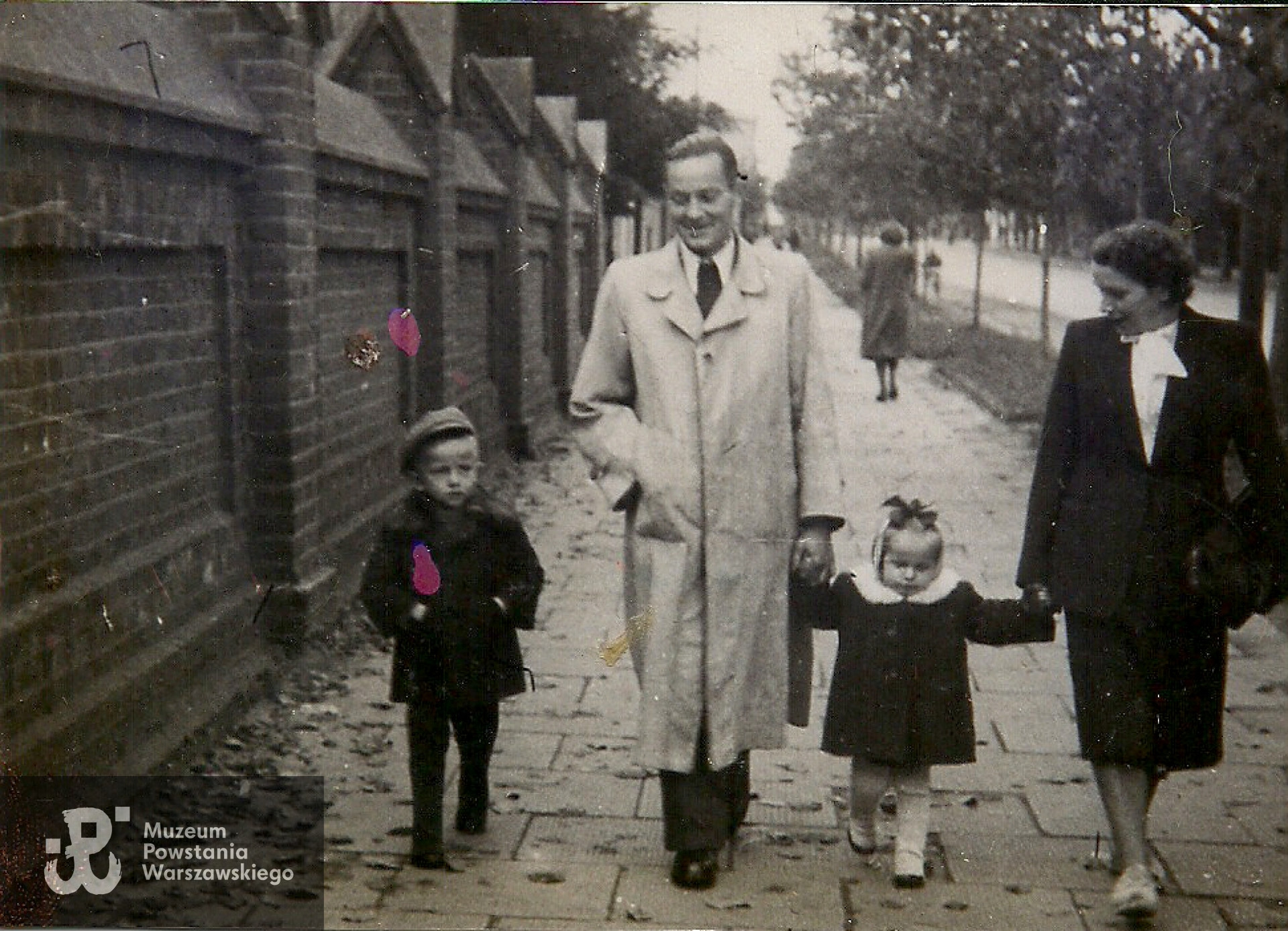 Spacer w Zduńskiej Woli, jesień 1953 r, ul. Łaska. Od lewej: syn Antoni, Stanisław Troszczyński, córka Joanna i żona Helena. Fot. z archiwum syna, Antoniego Troszczyńskiego