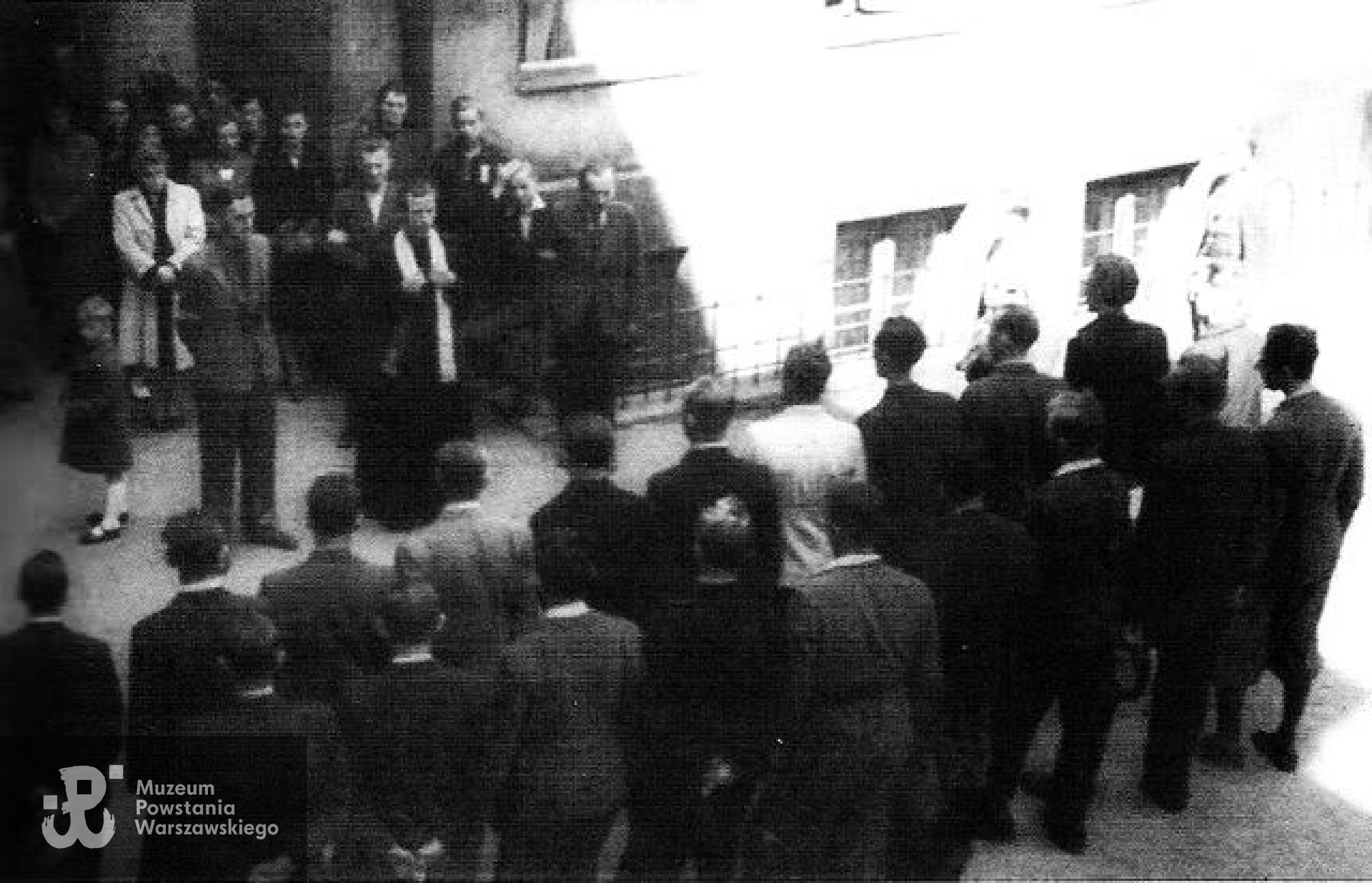 Przysięga ochotników wstępujących do oddziałów powstańczych, składana na ręce ks. Jana Wojciechowskiego "Koraba", źródło: <i>"Powstanie Warszawskie" autorstwa W. Bartoszewskiego</i>