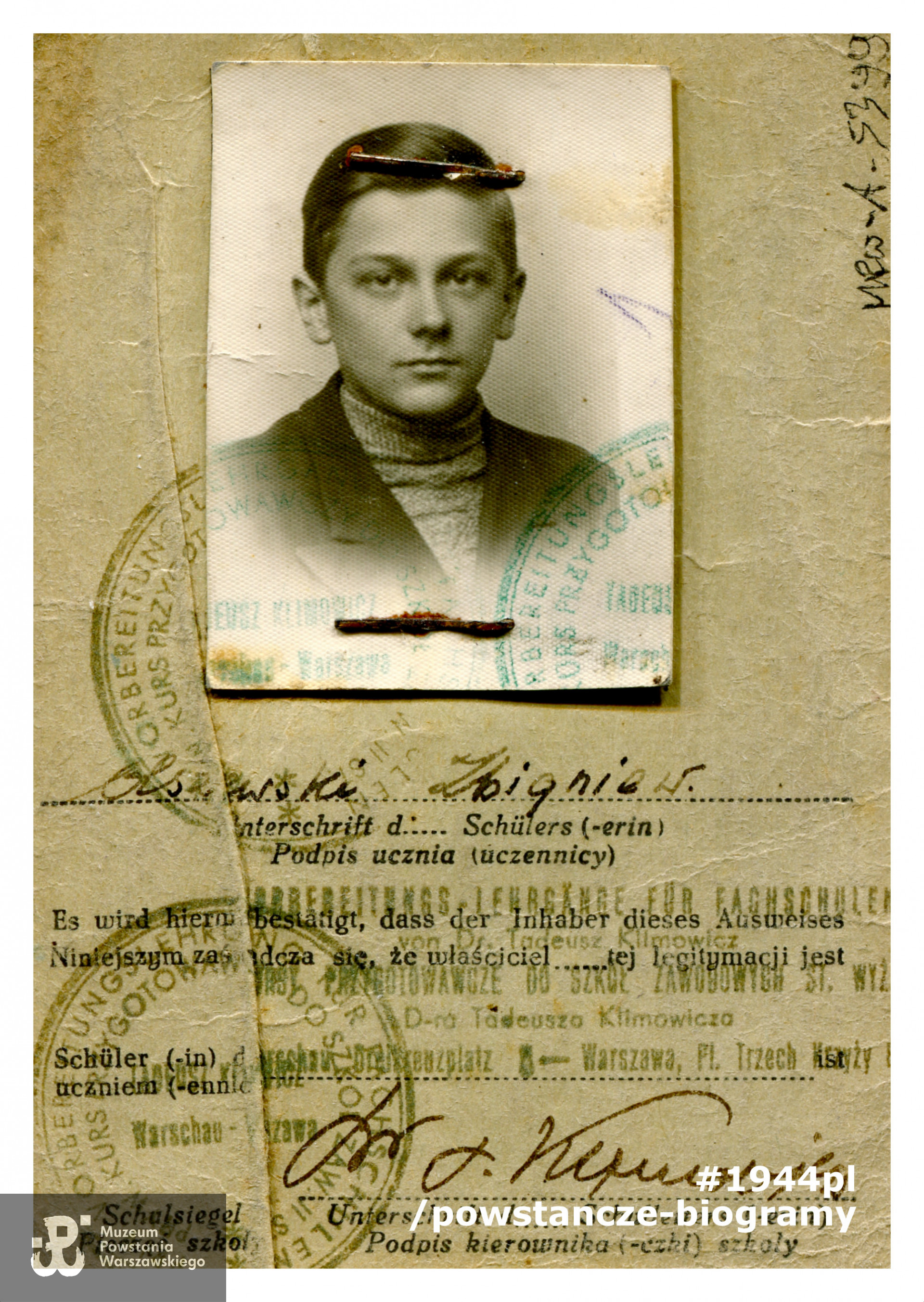 Legitymacja na rok szkolny 1941/42, wystawiona przez Kurs Przygotowawczy do Szkół Zawodowych st. Wyższego w Warszawie dla ucznia Zbigniewa Olszewskiego. Ze zbiorów Muzeum Powstania Warszawskiego,  sygn. MPW-A-5399