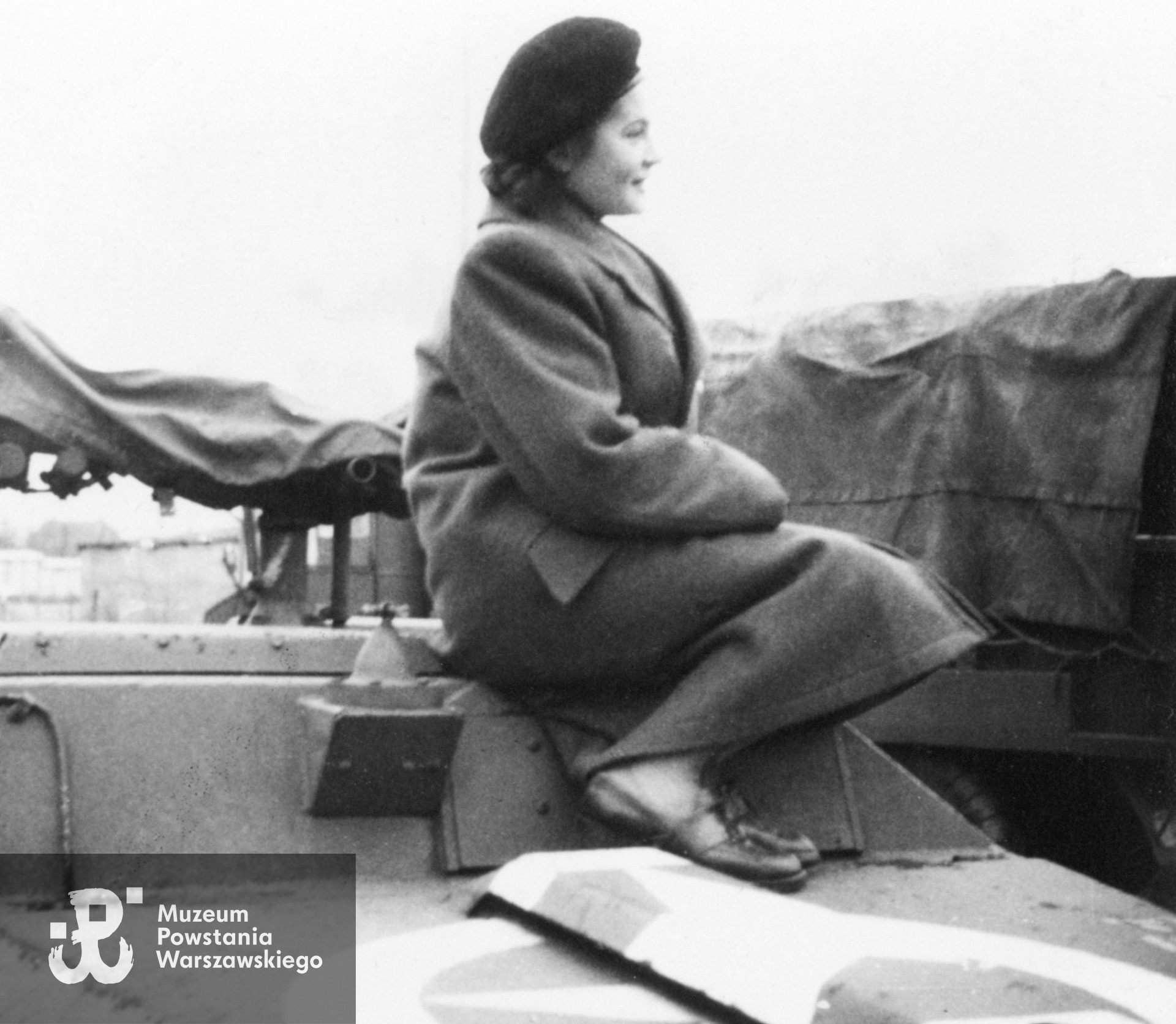 Halina Irena Jędrzejewska po wyzwoleniu Oberlangen - wiosna 1945 r.  Ze zbiorów Muzeum Powstania Warszawskiego, sygn. P/9646, dar p. Haliny Jędrzejewskiej - Chodzickiej