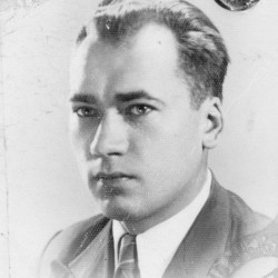 Ryszard Tadeusz Jesiołowski - zdjęcie legitymacyjne z okresu okupacji niemieckiej (1943). Ze zbiorów Muzeum Powstania Warszawskiego, sygn. P/7679