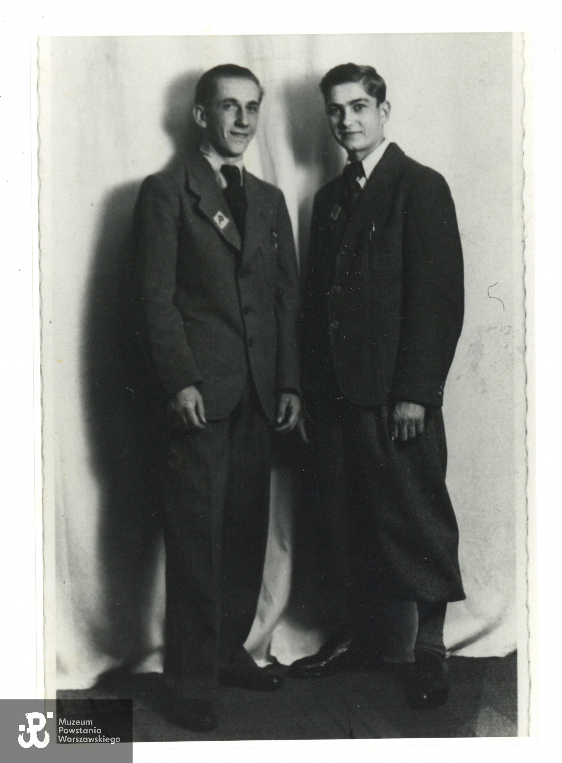 Z lewej Henryk Kniołek "Szyling", po prawej Bronisław Strużewski "Wigier". Fot. pochodzi ze spuścizny po Bronisławie Strużewskim ps. Wigier, udostępnił p. Piotr Strużewski. Skan wykonano w Muzeum Powstania Warszawskiego, 09/2022