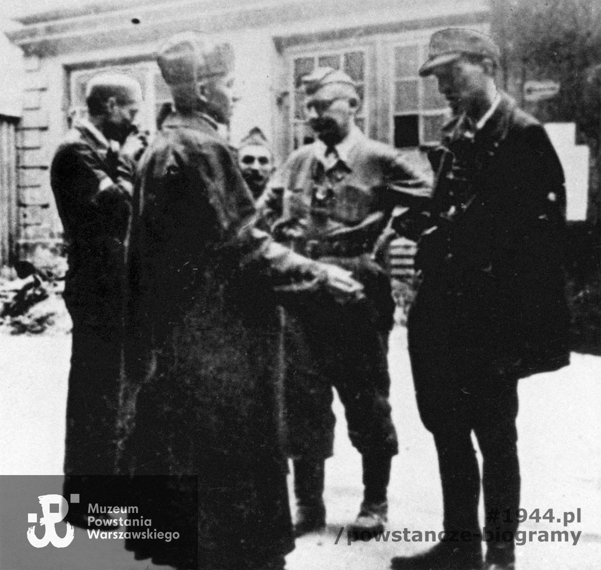 Fotografia z Powstania Warszawskiego. Śródmieście Północne. Dowództwo Zgrupowania "Gurt" na podwórzu kamienicy. Od lewej: st. strz. Zdzisław Sadowski "Pingwin", mjr ks. Jan Skrzeczkowski "Jawor" (?), sierż. Bolesław Ciężar "Zemsta”,  kpt. Henryk Kotowski "Kot" oficer saperów, kpt. Leonard Bukłowski "Dworski”, „Feliks".  Fot. ze zbiorów Muzeum Powstania Warszawskiego, sygn. MPW-IH/1481 // MPW-IP/3284