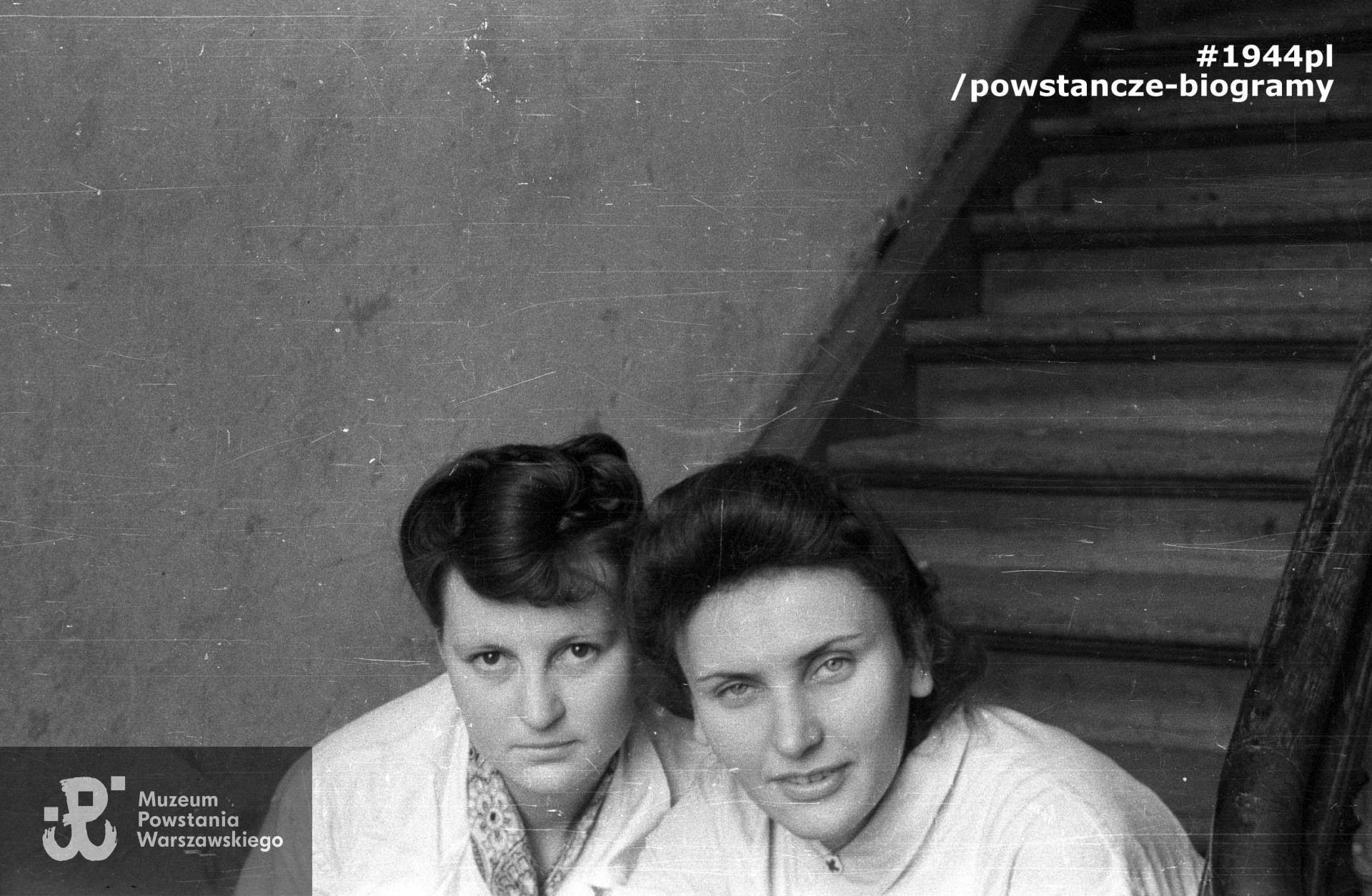 Fotografia z Powstania Warszawskiego. Stare Miasto, połowa sierpnia 1944 r.  Dwie sanitariuszki siedzące na schodach. Po prawej Maria Rachwald „Rena” ze szpitala polowego przy ulicy Kilińskiego 3. Fot. autorstwa Wiesława Chrzanowskiego ps. „Wiesław” ze zbiorów Muzeum Powstania Warszawskiego, sygn.  MPW-IN/3210 