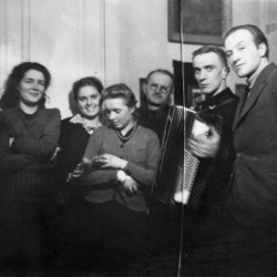 Irena Gawrońska ( stoi pierwsza z lewej), obok niej Basia i Kalina Rogowskie wraz z ojcem  oraz Zdzisław Zołociński i Marek Szymański. Warszawa, 1943 r. Zdjęcie ze zbiorów Urszuli Katarzyńskiej-Ballner / MPW