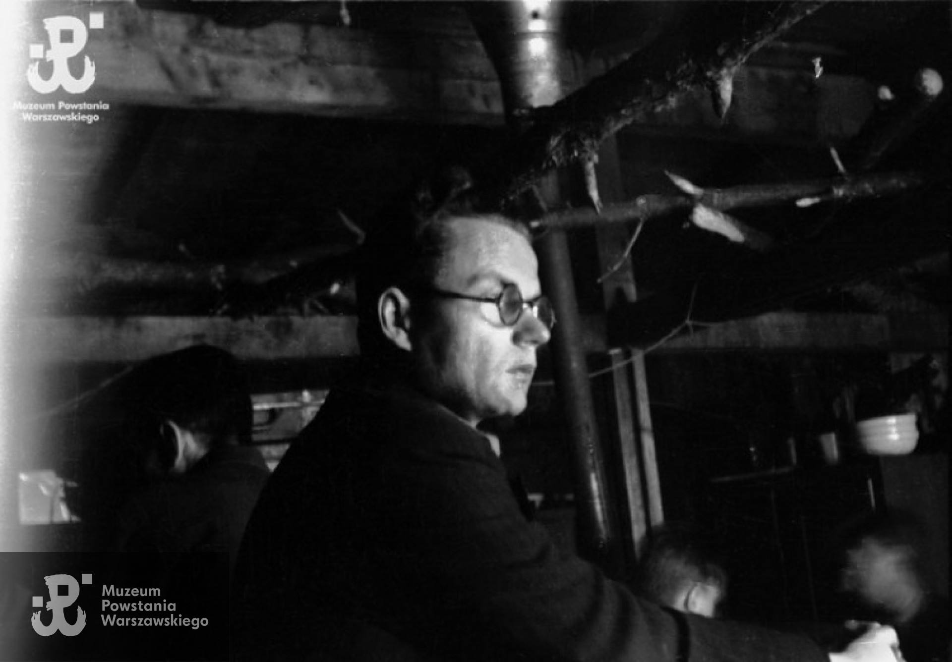 Ppor. Henryk Ożarek „Henio”, z kompanii "Anna" Batalionu „Gustaw” przy stole w baraku nr 198. Fot. Wiesław Chrzanowski „Wiesław”, ze zbiorów Fototeki MPW, sygn. MPW-IN/3370