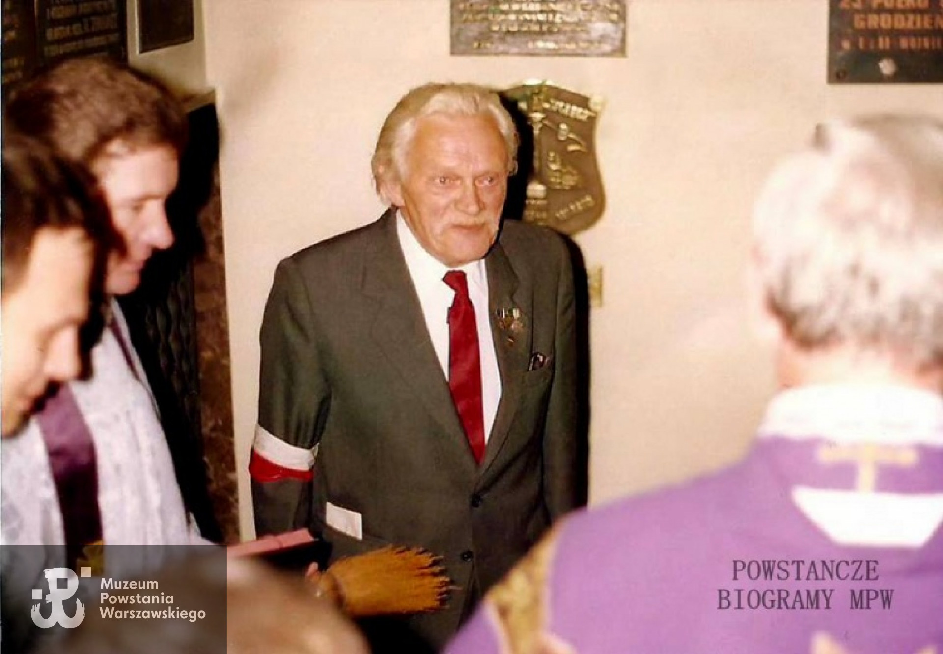 Katedra Polowa Wojska Polskiego przy ul. Długiej 13/15 w Warszawie, 1987 rok. Leopold Kiersznowski "Pobóg" podczas odsłonięcia tablic pamiątkowych I Batalionu Szturmowego WKSB "Nałęcz". Pod emblematem batalionu umieszczona została tablica z napisem: <i>"Ku wiecznej pamięci pokoleniom - idei wierności Bogu i Ojczyźnie - żołnierze byłego batalionu "Nałęcz" 1987"</i>. Fot. <i>Powstanie Warszawskie - Batalion KB Nałęcz</i>
