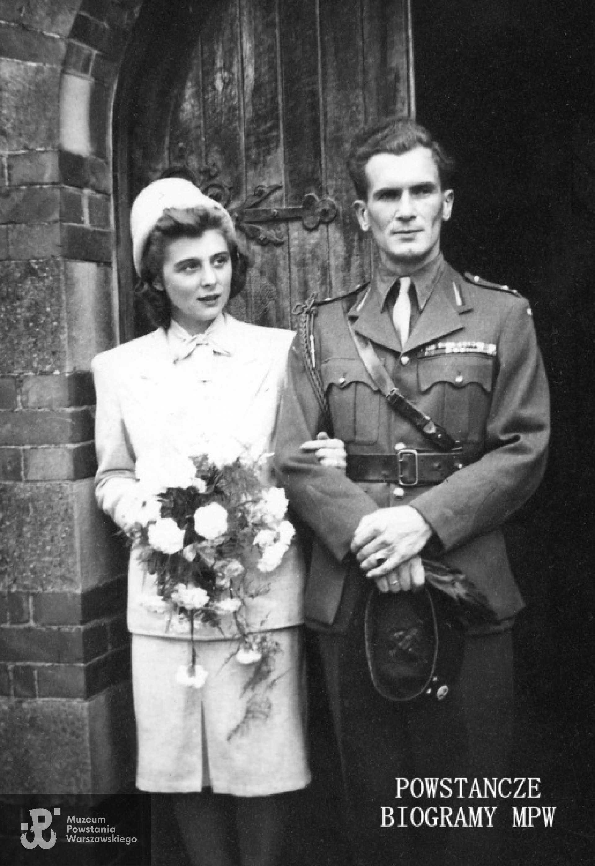 1947 rok. Ślub Danuty Szydelskiej z Adamem Bobulą. Adam w mundurze galowym oficera 1. DPanc. gen. S. Maczka.Fot. z archiwum rodzinnego  Zbigniewa Szydelskiego.