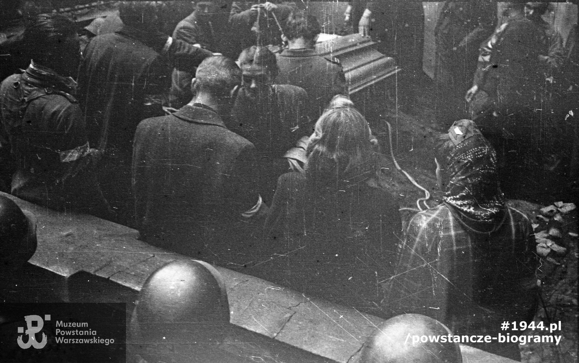 Fotografia z Powstania Warszawskiego, II połowa września 1944 r.  Pogrzeb kpr. pchor. Bohdana Sobocińskiego, syna płk Albina Sobocińskiego "Roland" z OW - KB na podwórzu kamienicy Szopena 16. Autorem zdjęcia jest Marian Grabski "Wyrwa". Fot. ze zbiorów Muzeum Powstania Warszawskiego