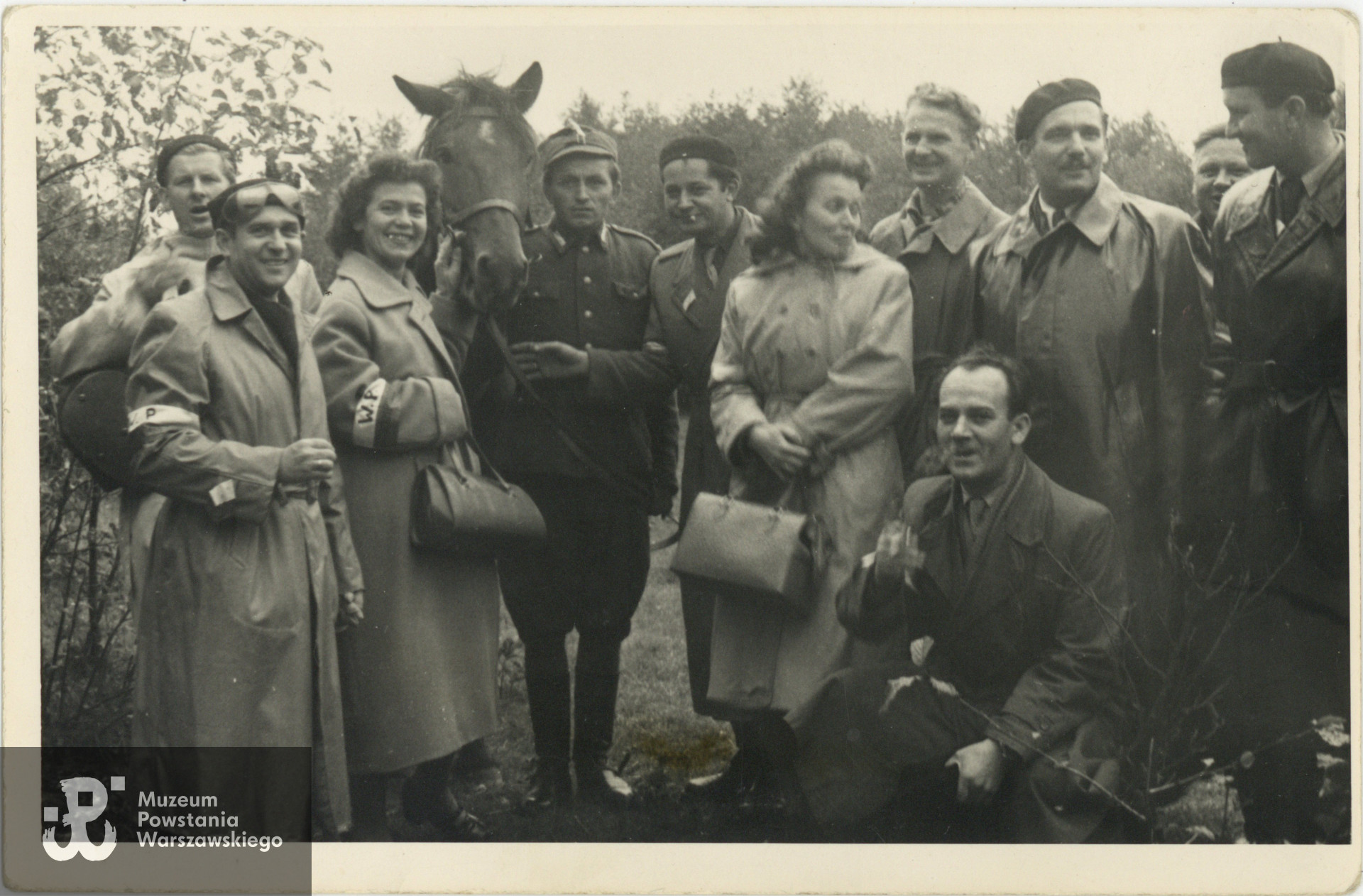 Rocznicowe spotkanie w Kampinosie byłych żołnierzy Grupy AK "Kampinos", prawdopodobnie druga połowa lat 50-tych. Po prawej w jasnym płaszczu łącz. Donata Ofmańska ps. Foka, po przeciwnej stronie (trzecia od lewej) stoi siostra Donaty. Pozostałe osoby nierozpoznane. Fot.ze  zbiorów rodzinnych, udostępniła p. Joanna Drożdż 