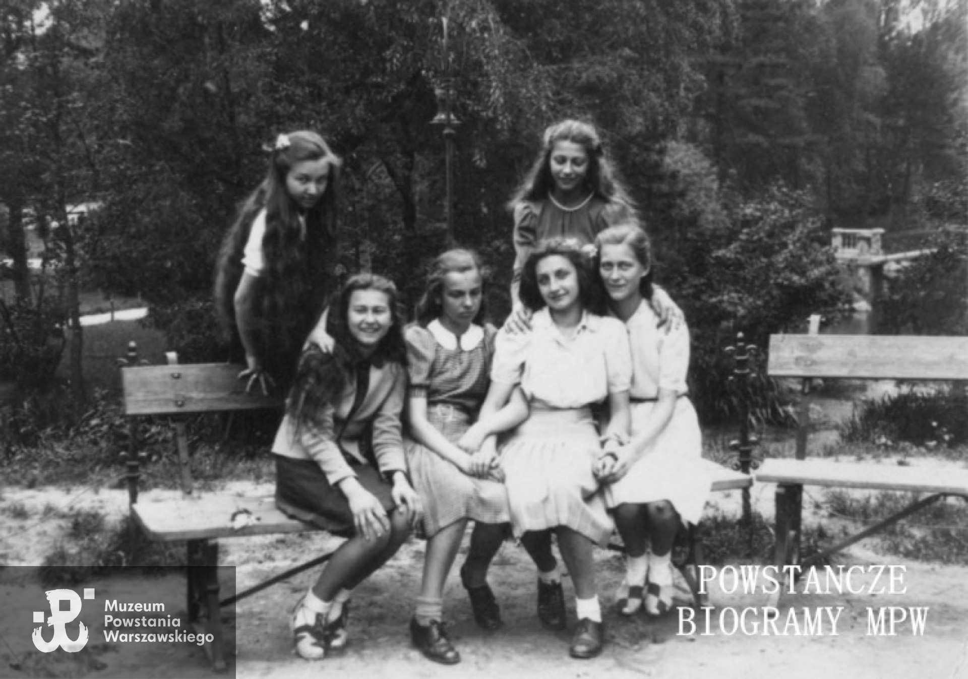 Zdjęcie datowane między 1940 a 1943 rokiem - Irmina Żak (na zdjęciu siedząca na oparciu ławki pierwsza z lewej strony) - z koleżankami w Parku Ujazdowskim, (chociaż wg relacji rodzinnej fotografię wykonano w Ogrodzie Saskim.) Fot. z archiwum rodzinnego udostępniła p. Agnieszka Kołakowska