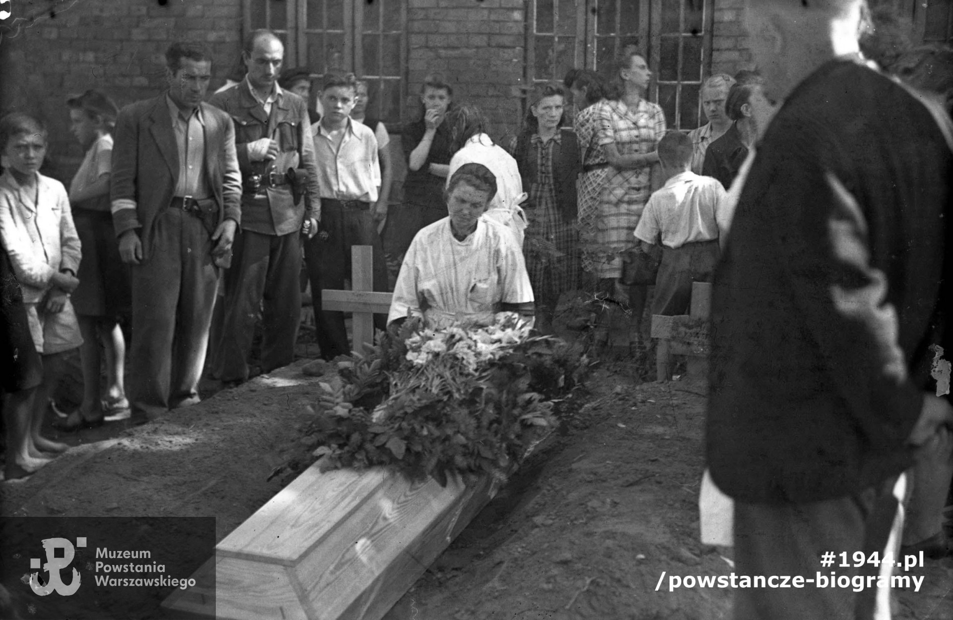 Czerniaków, przed szpitalem "Blaszanka". Opis: sanitariuszka Janina [sic!] Nalazek na pogrzebie syna. Autorem zdjęcia jest Mirosław Iringh. Fot. ze zbiorów Muzeum Powstania Warszawskiego, sygn. MPW-IH/105