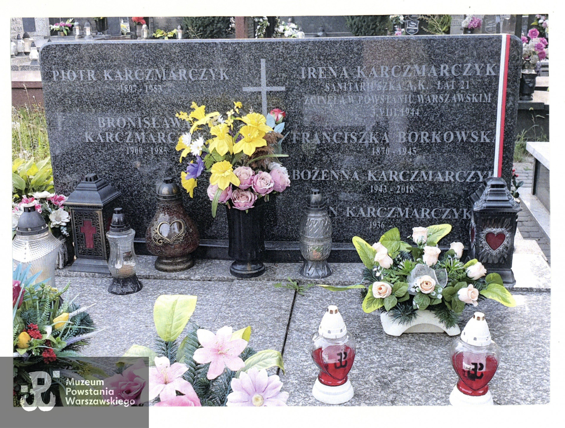 Cmentarz Wawrzyszewski.  Fot. ze zbiorów rodzinnych udostępniły bratanice Ireny: p. Irena Biernat, p. Agnieszka Grabowska, p. Monika Tomkiel.