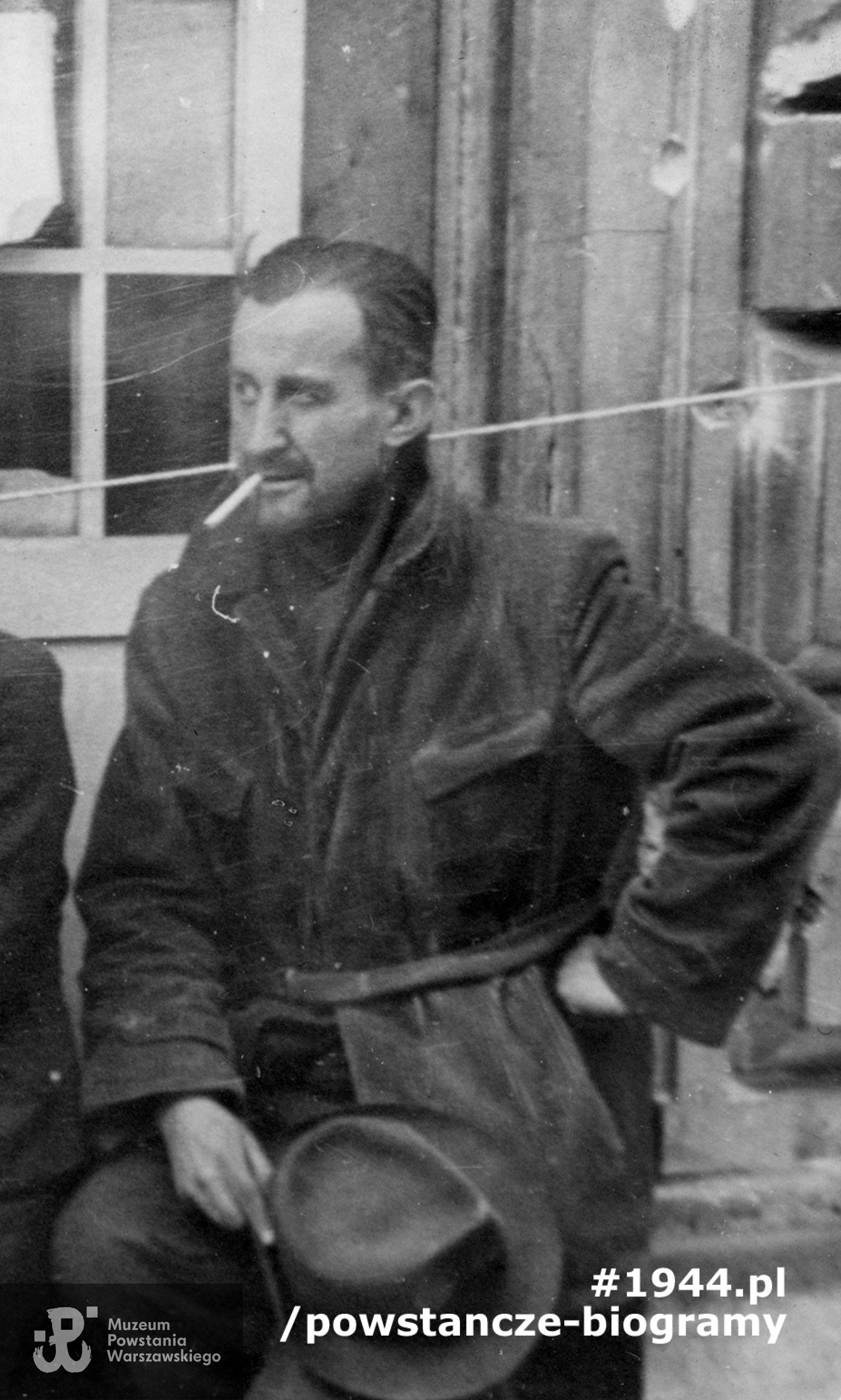 Antoni Bohdziewicz "Wiktor" (1906-1970).  Fotografia wykonana podczas Powstania Warszawskiego. Fragment szerszego ujęcia. Autorem zdjęcia jest Sylwester Braun "Kris". Ze zbiorów Muzeum Powstania Warszawskiego, sygn. MPW-IP/8207