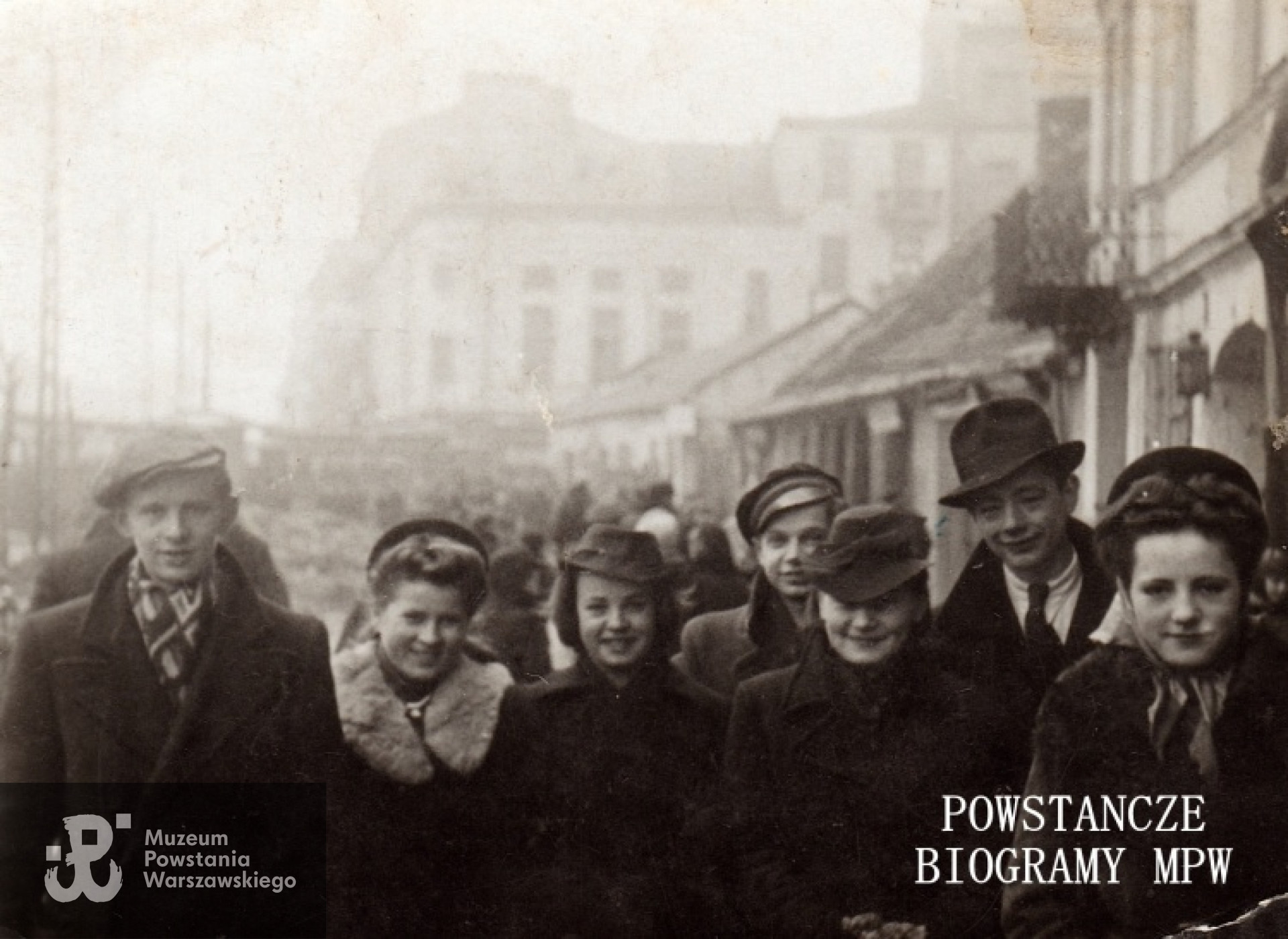 Warszawa, ul. Chłodna, 1942 rok. Na zdjęciu: po prawej Czesława Bazelczuk, obok jej brat Jan Bazelczuk "Lord", który zginął w 1944 r. podczas walk w rejonie Dworca Gdańskiego. Fot. archiwum rodzinne