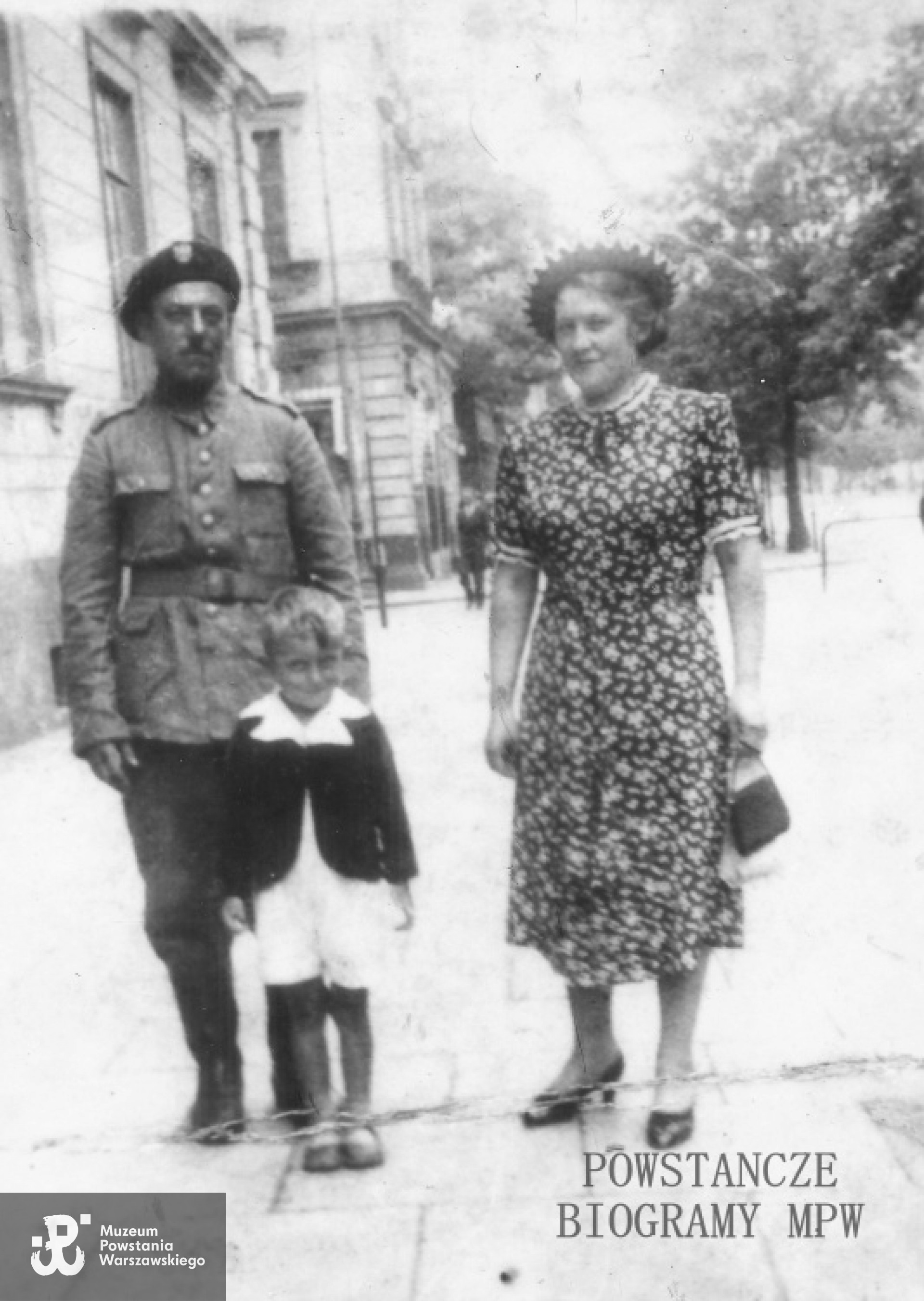 Kazimierz Gello "Szczepański" na zdjęciu z żoną Jadwigą i synem Mieczysławem (rocznik 1933). Zdjęcie wykonane najprawdopodobniej w sierpniu 1939 r.  Fot. z archiwum rodzinnego Tomasza Rogozińskiego.