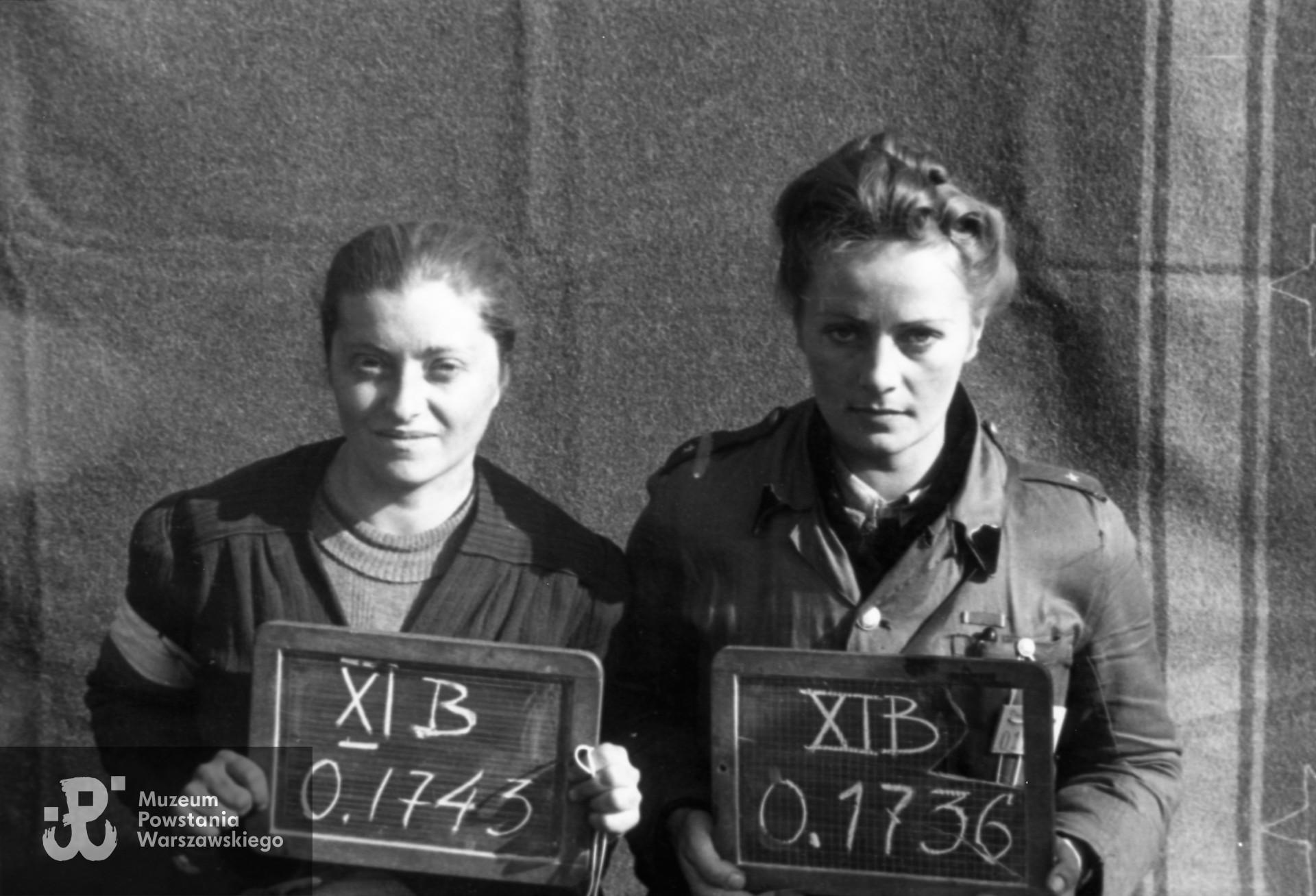 Fotografia z obozu jenieckiego w Fallingbostel XI B, wykonana 10.10.1944 r.  Z lewej z numerem jenieckim  O.1743 plut. Irena Wieńsko-Wieńska (po m. Bańkowska) "Olga", z prawej ppor. Halina Goszczyńska-Depka z d. Malinowska "Magda", numer jeniecki O.1736. Fot. ze zbiorów Muzeum Powstania Warszawskiego, sygn. MPW-IH/4514