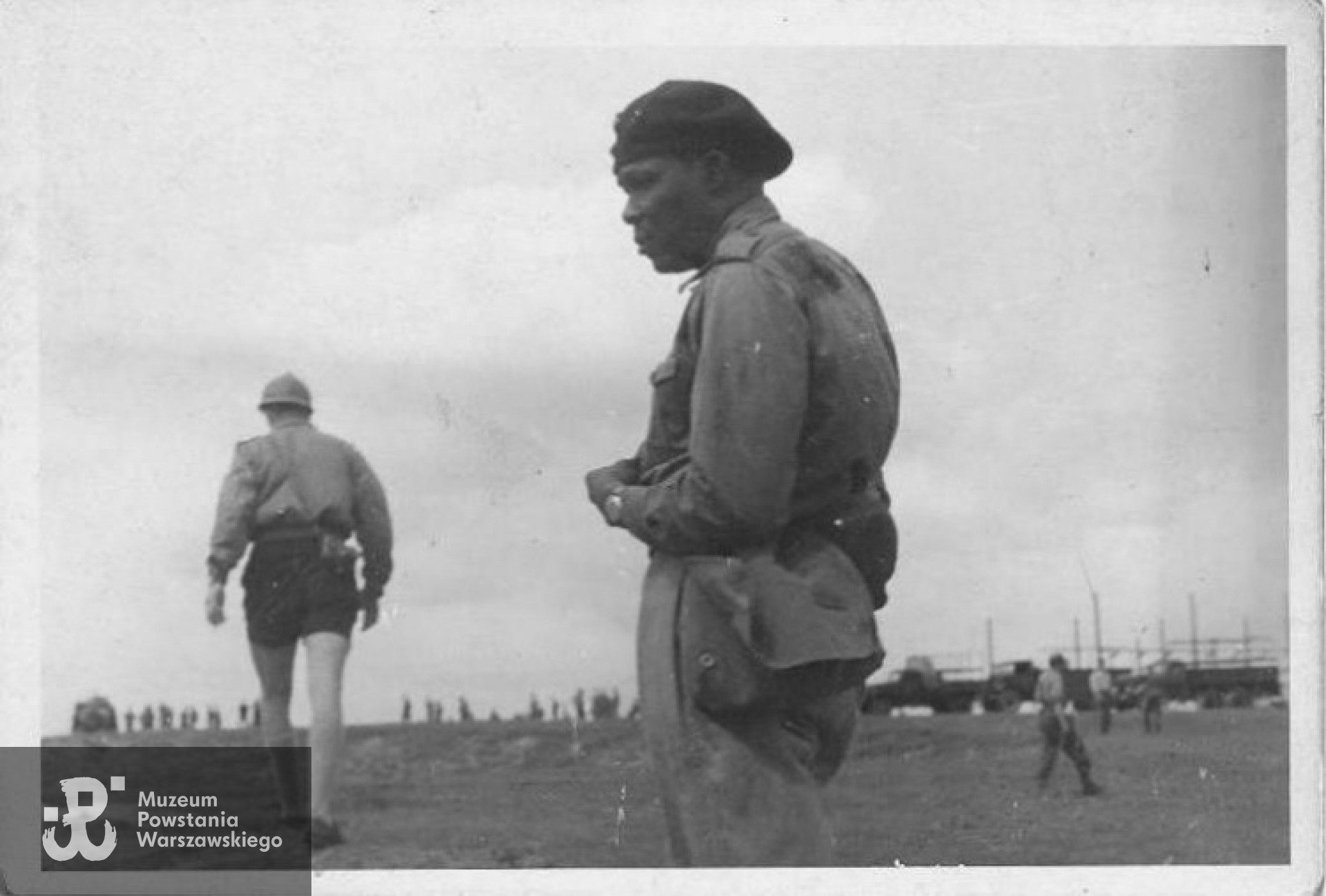 Zdjęcie wykonane  na planie filmowym "Żołnierza zwycięstwa" (1953) w reżyserii Wandy Jakubowskiej. Skan udostępniony Pokojowi Kombatanta MPW przez córki.