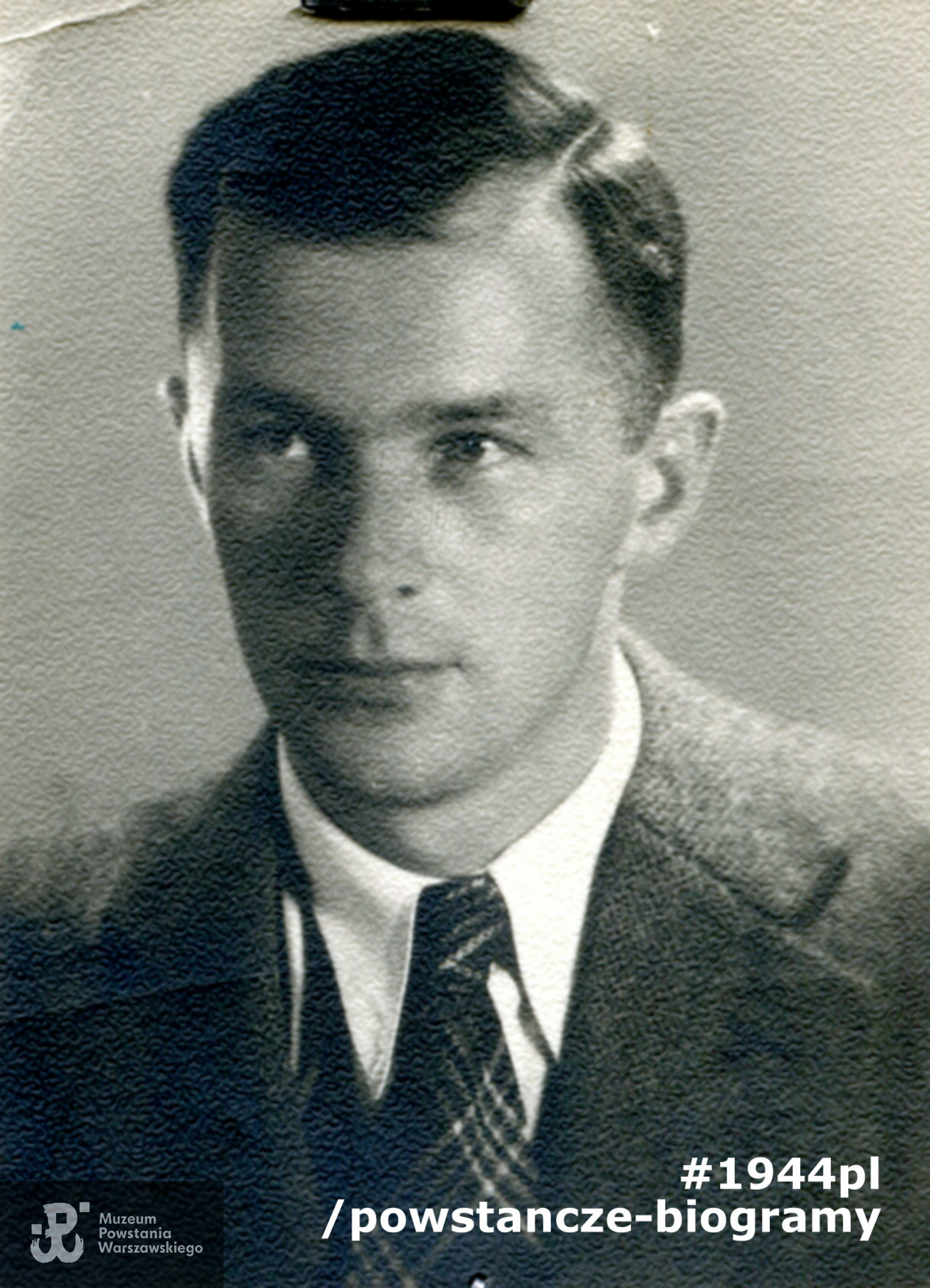 st. sierż.  Tadeusz Brzeski "Wacław" (1914-2002). Fotografia portretowa dołączona do Ankiety Uczestnika Powstania Warszawskiego. Fot. ze zbiorów Muzeum Powstania Warszawskiego, sygn. P/5901- Zgrupowanie "Leśnik"