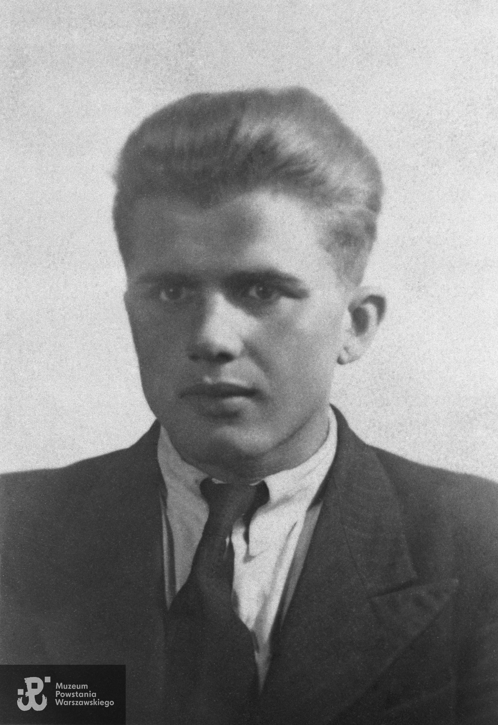 Stanisław Krupa "Nita" (1922-2015). Fot. ze zbiorów Muzeum Powstania Warszawskiego, sygn. MPW-IK/4324, sygn. MPW-IS/1823 (P/9209/19).
