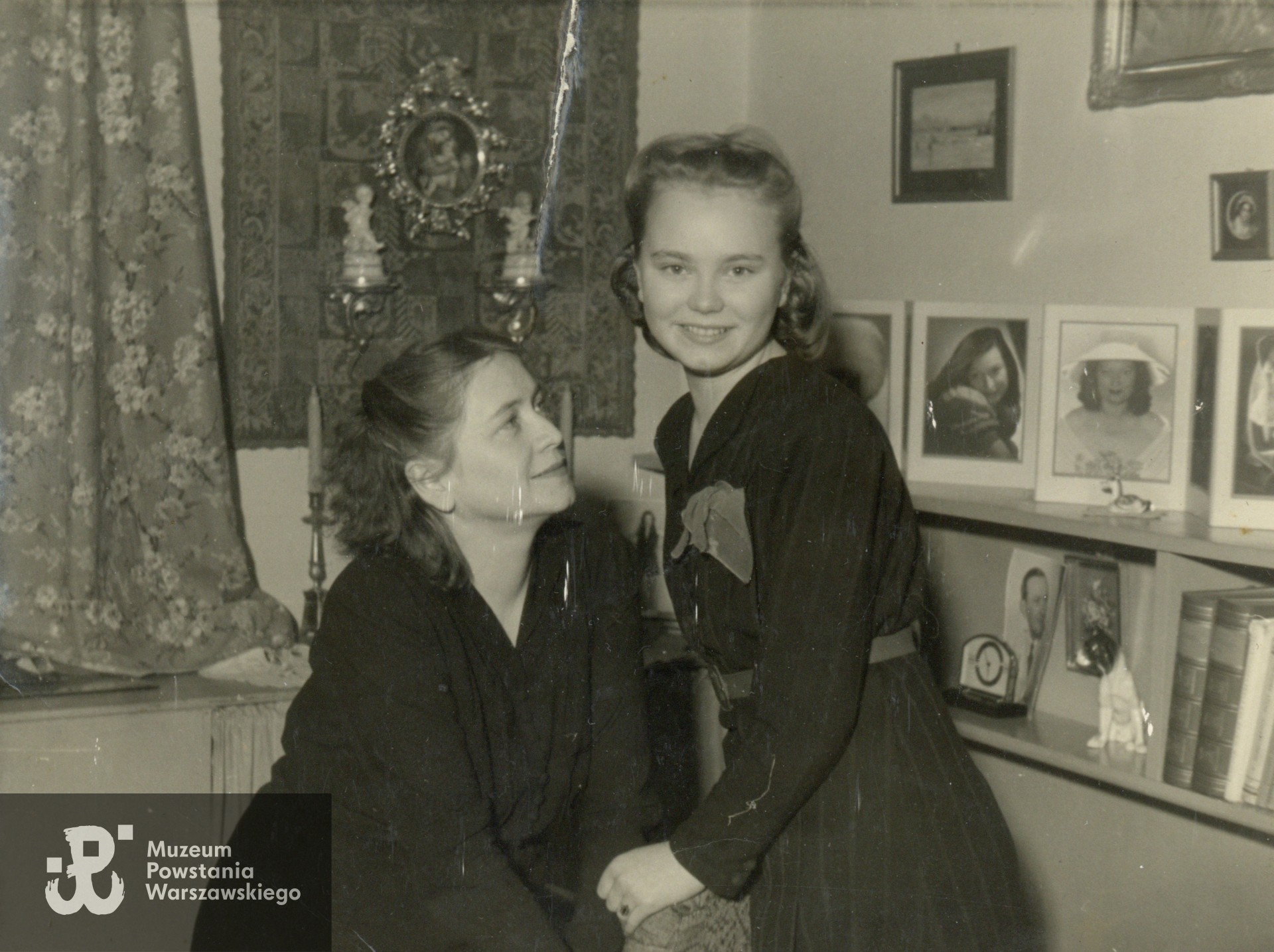 Urszula Wierzchowiecka "Wiga" z matką Stefanią (1909-1944) na kilka miesięcy przed wybuchem Powstania Warszawskiego, w grudniu 1943 roku.  Fot. ze zbiorów rodzinnych Marka i Marcina Chmielewskich, skan wykonano w Muzeum Powstania Warszawskiego (11/2025)