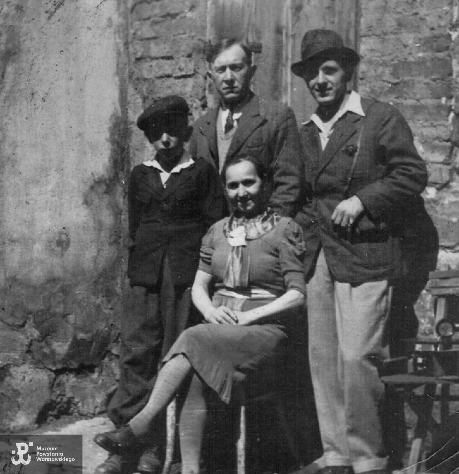 Rodzina Wiktora Chabowskiego w 1943, od lewej Adam (w czapce), w środku Wiktor, poniżej siedzi jego żona Janina, z prawej Aleksander