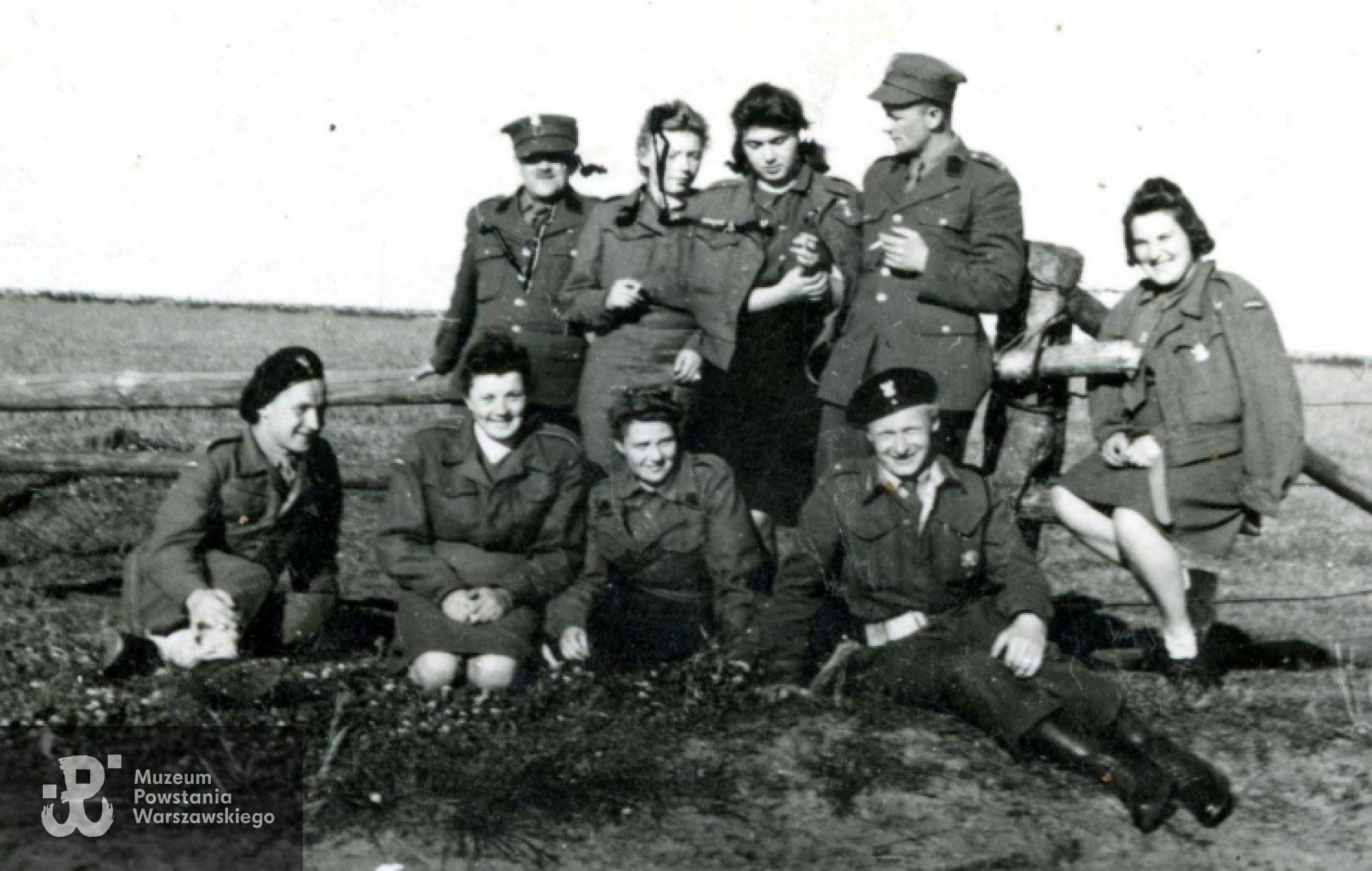 Stoją od lewej : pierwszy - płk. Mieczysław Niedzielski "Żywiciel", trzecia od lewej Janina Haubold "Zula"Fot. Piotr Glegoła - zbiory rodzinne