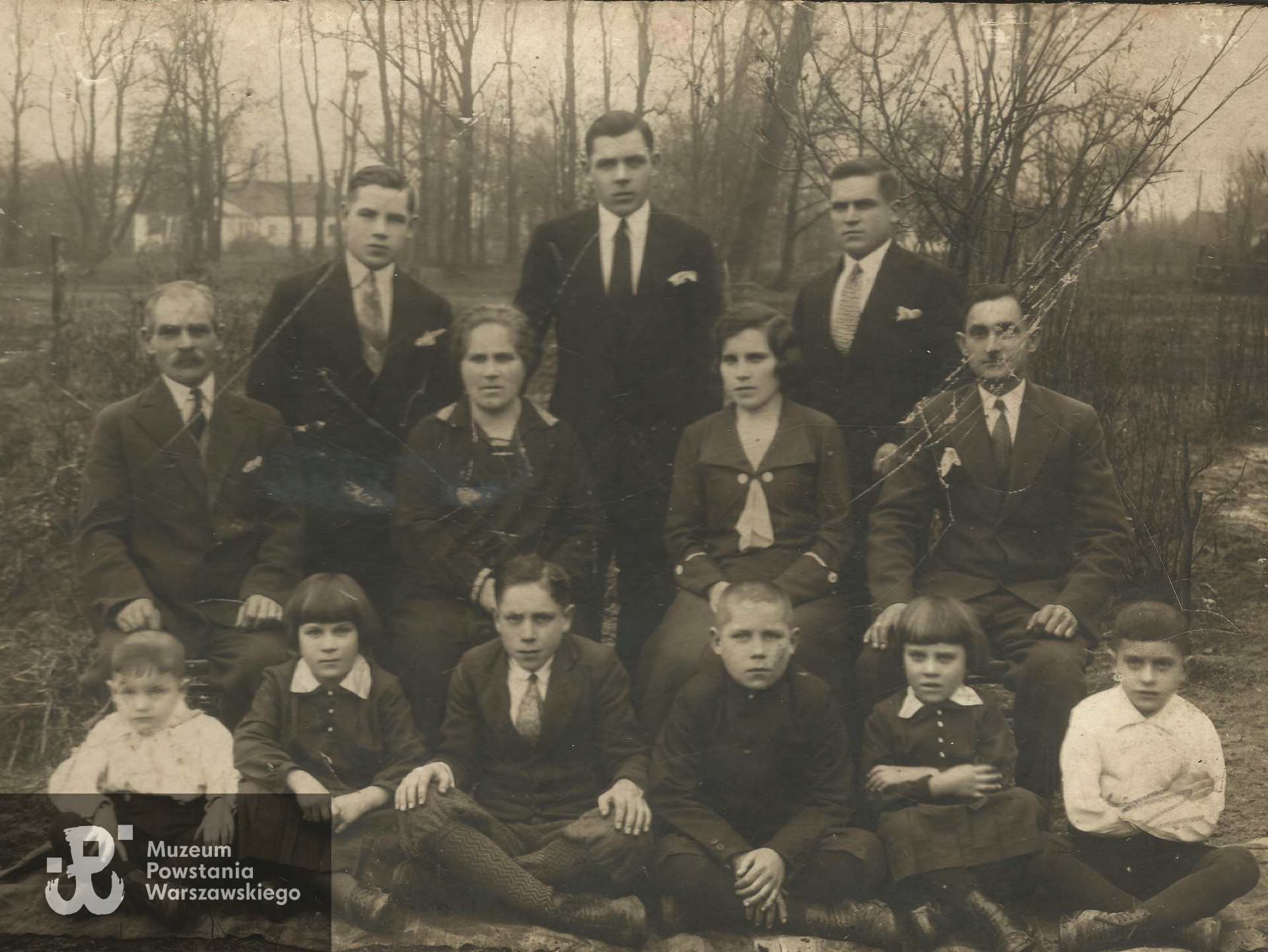  Jerzy Witt w białej koszuli po prawej stronie na dole zdjęcia. Po lewej  - jego młodszy brat Ryszard Witt. W środkowym rzędzie od lewej dziadek - Józef Szmagalski, babcia - Maria Szmagalska, mama - Wanda Witt i ojciec Stanisław Witt, pozostali na zdjęciu to siostry i bracia Wandy Witt. Fotografię udostępniła p. Maria Szczypa  