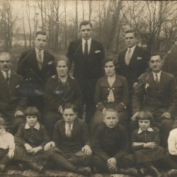  Jerzy Witt w białej koszuli po prawej stronie na dole zdjęcia. Po lewej  - jego młodszy brat Ryszard Witt. W środkowym rzędzie od lewej dziadek - Józef Szmagalski, babcia - Maria Szmagalska, mama - Wanda Witt i ojciec Stanisław Witt, pozostali na zdjęciu to siostry i bracia Wandy Witt. Fotografię udostępniła p. Maria Szczypa  