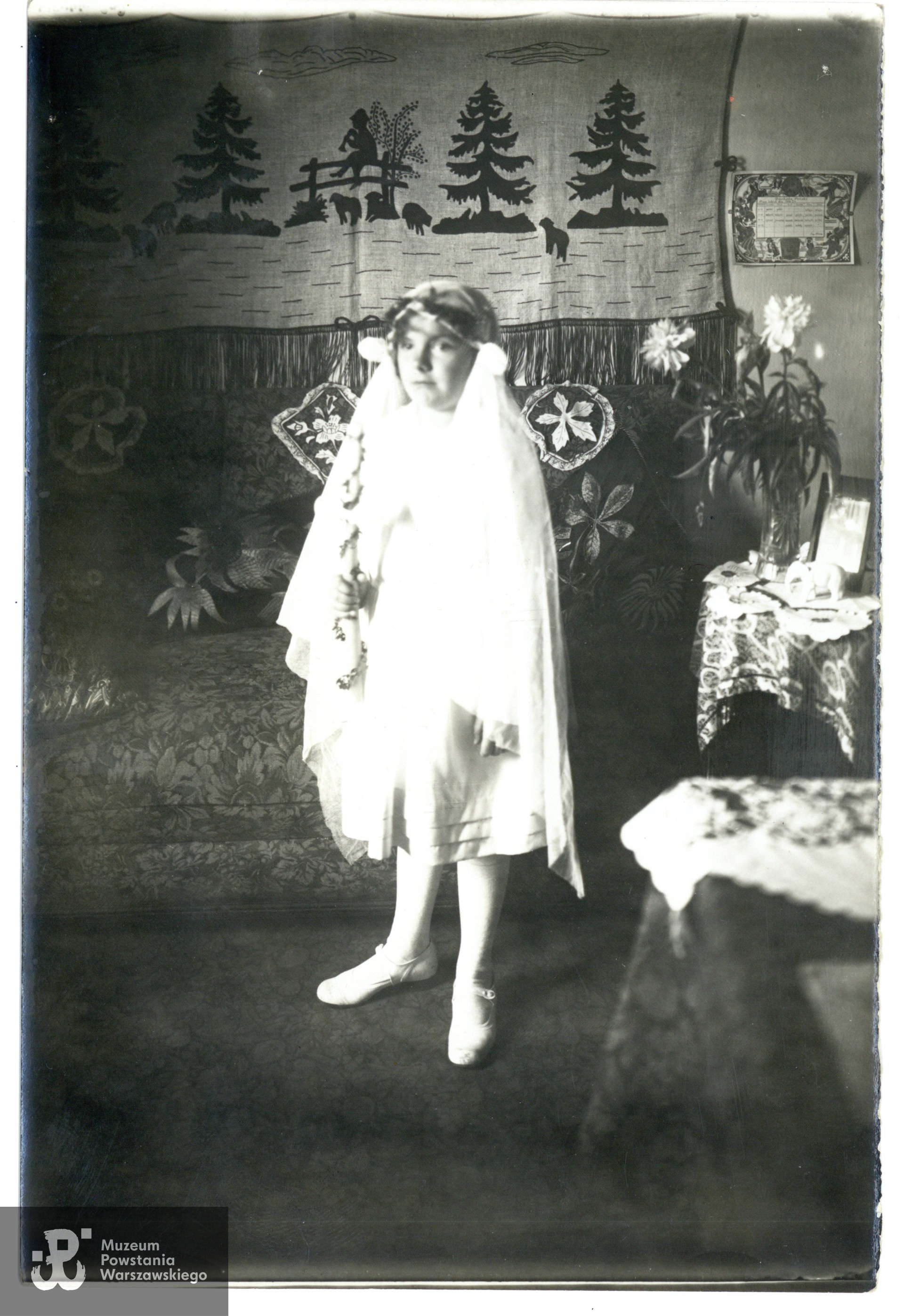 Irena Wełna  fotografia z okresu I komunii świętej.  Fot. ze zbiorów rodzinnych p. Macieja Zawiejskiego.  Skan wykonano w Muzeum Powstania Warszawskiego, 01/2026